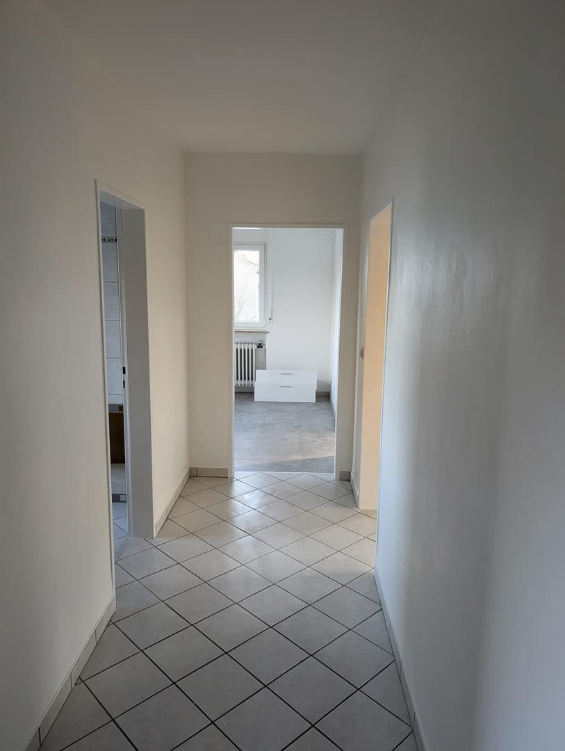 Ruhige 3 Zimmer Wohnung im 1. Stock eines 3 Familien Hauses, Balkon, Keller, ggf. Garage