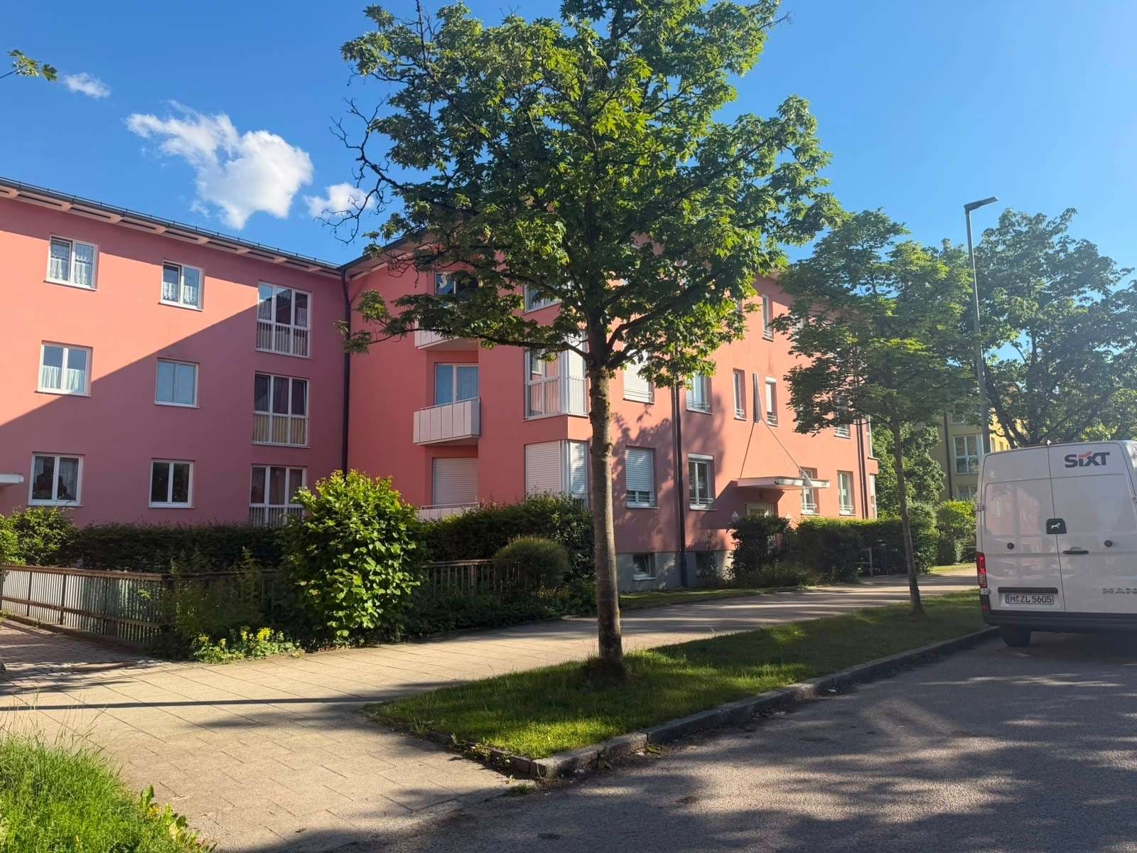 HEGERICH: Seit 1996 vermietete 4-Zimmer-Wohnung mit Südost-Balkon in Pasing-Obermenzing
