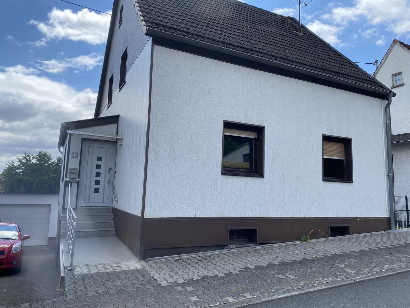 Einfamilienhaus mit Balkon und Garage