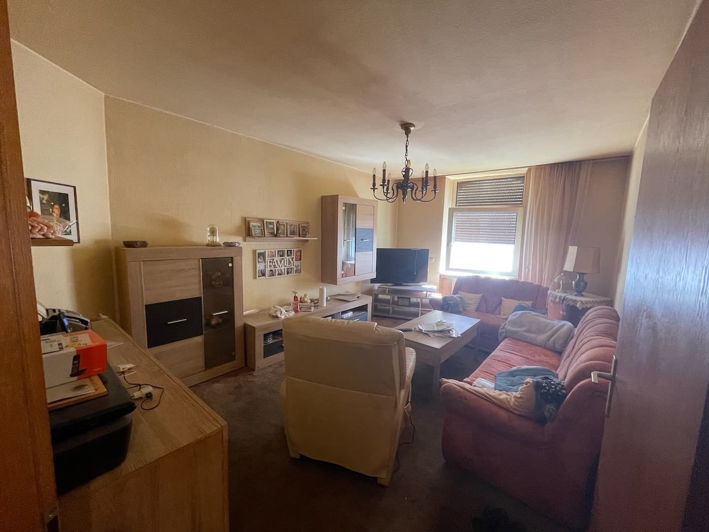 Renovierungsbedürftige, gut geschnittene 3-Zimmer-Wohnung günstig an Selbstrenovierer zu vermieten.