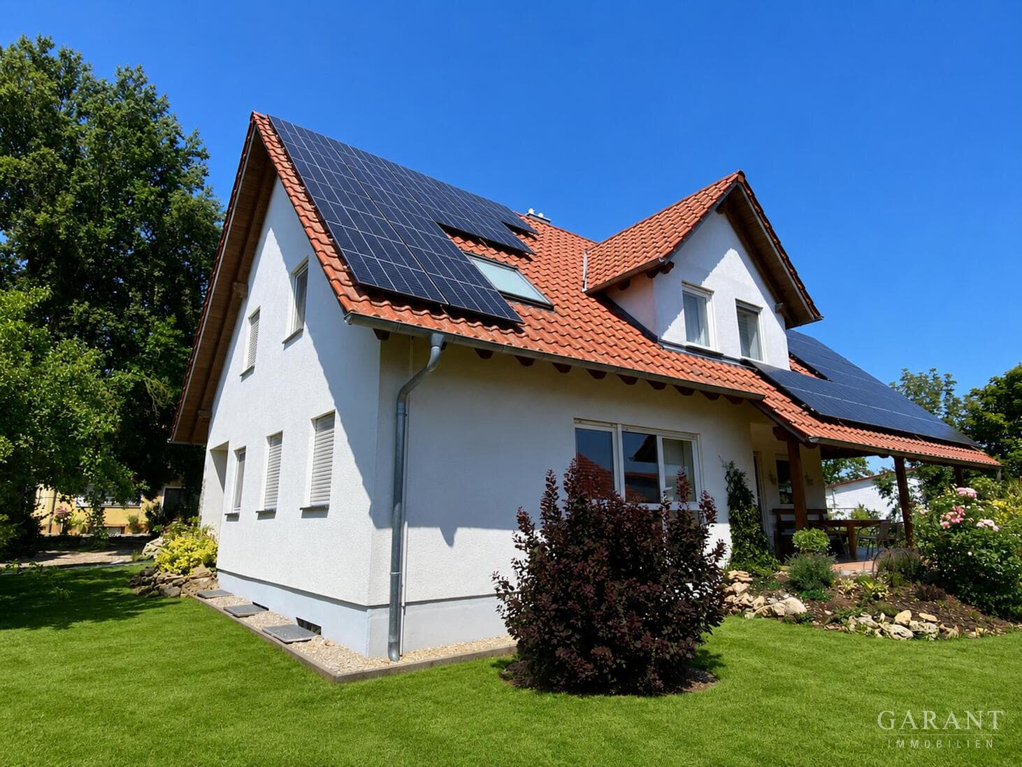 Modernes Familienhaus mit Wärmepumpe, Photovoltaik und großzügigem Nebengebäude