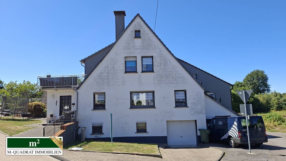 schöne Doppelhaushälfte mit Garage und großem Grundstück