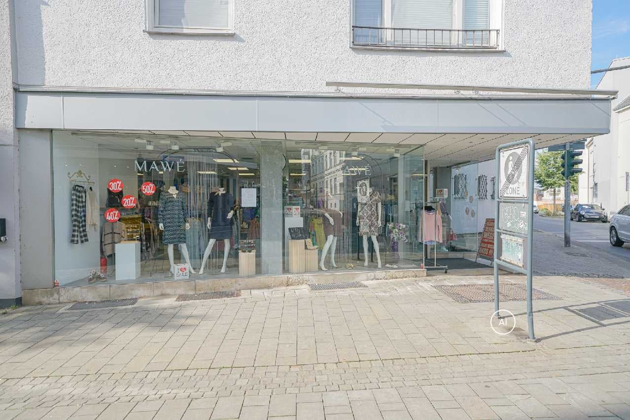 Ladenlokal mit großer Schaufensterfront in der Ratinger Innenstadt