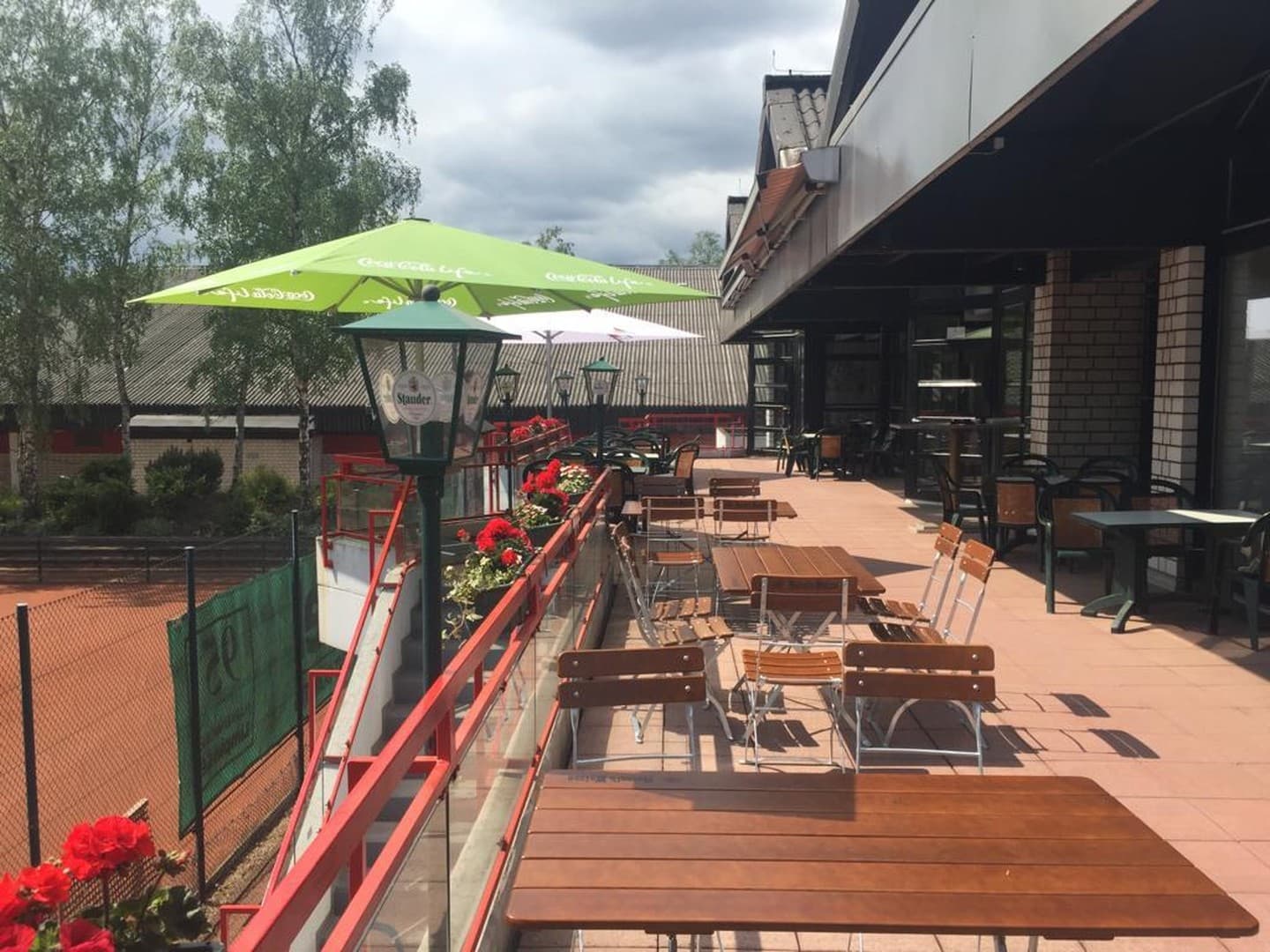 Großes Restaurant/Café mit Sonnenterrasse und zwei Kegelbahnen im Tennisclub TG 49 Bochum