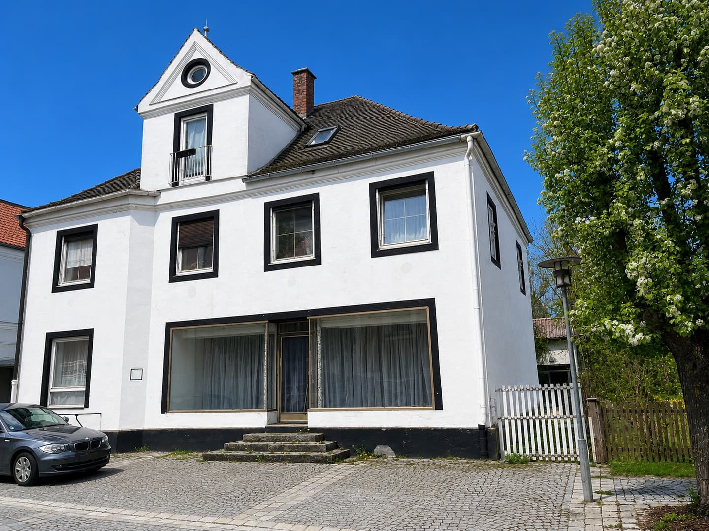 Zentrales Wohn- und Geschäftsgebäude mit Gewerbehalle und PV-Anlage