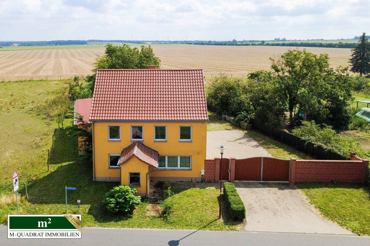 Großes Einfamilienhaus mit Garten und Nebengelass wartet auf neue Bewohner.