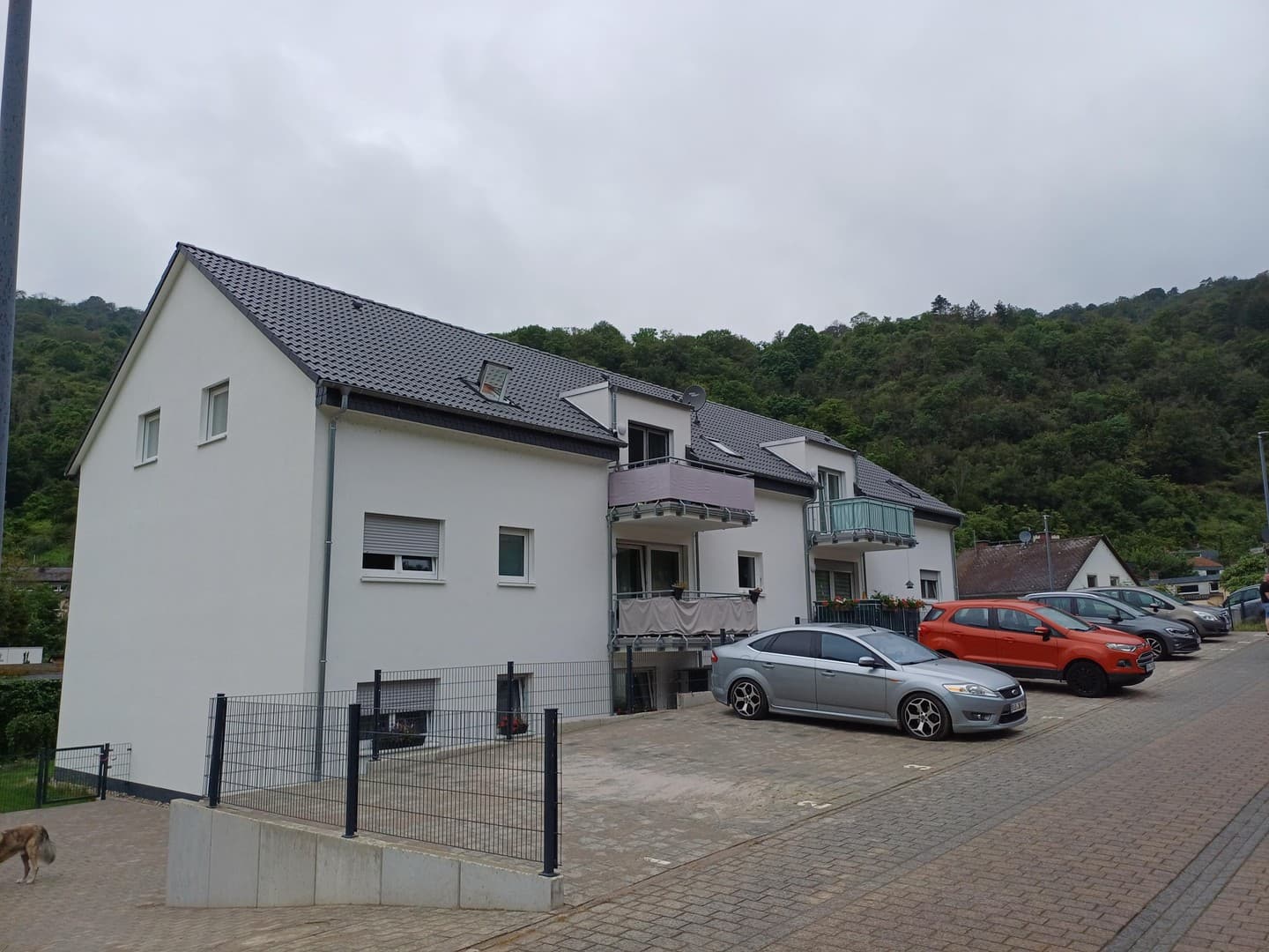 4 Zimmerwohnung mit zwei Balkonen und 2 Stellplätzen, frei ab 01.10.2026