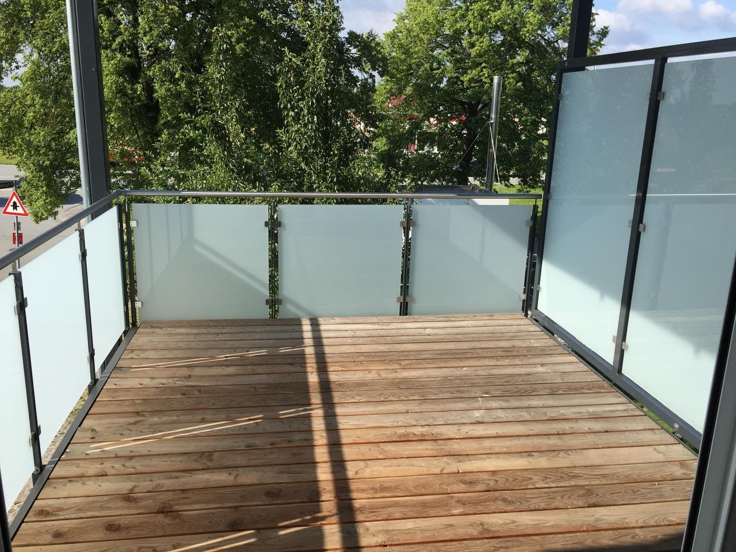 Lichtdurchflutete und neu renovierte 3,5-Zimmer Wohnung mit Terrasse und EBK - Nr. 4