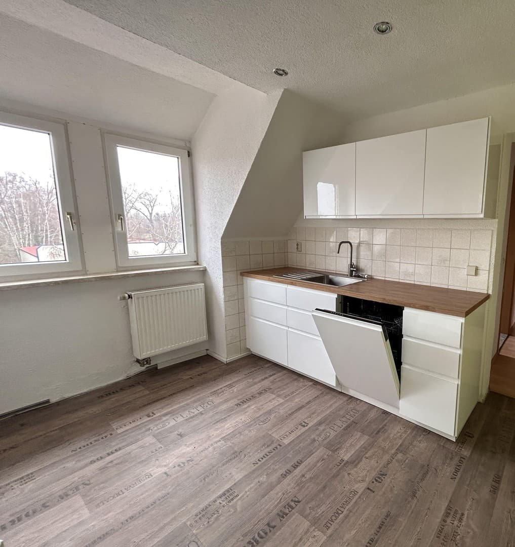 frisch renovierte 3 Zimmerwohnung mit Küche und Stellplatz