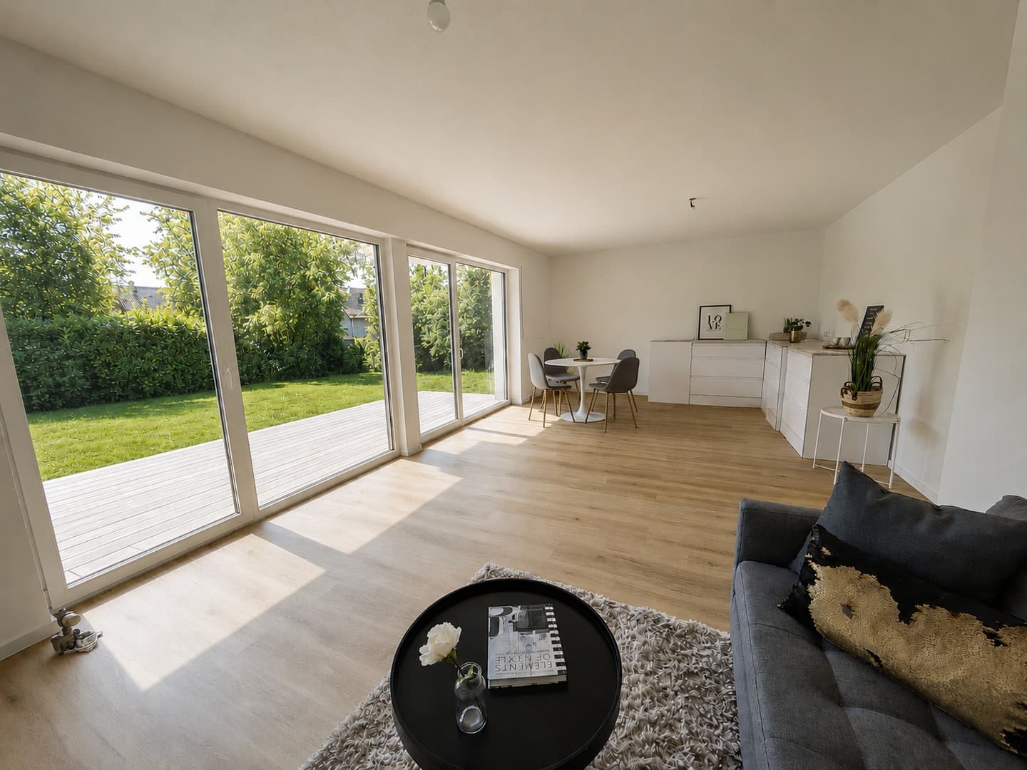 +++bezugsfreie Erdgeschosswohnung mit Garten und Garage zu verkaufen+++