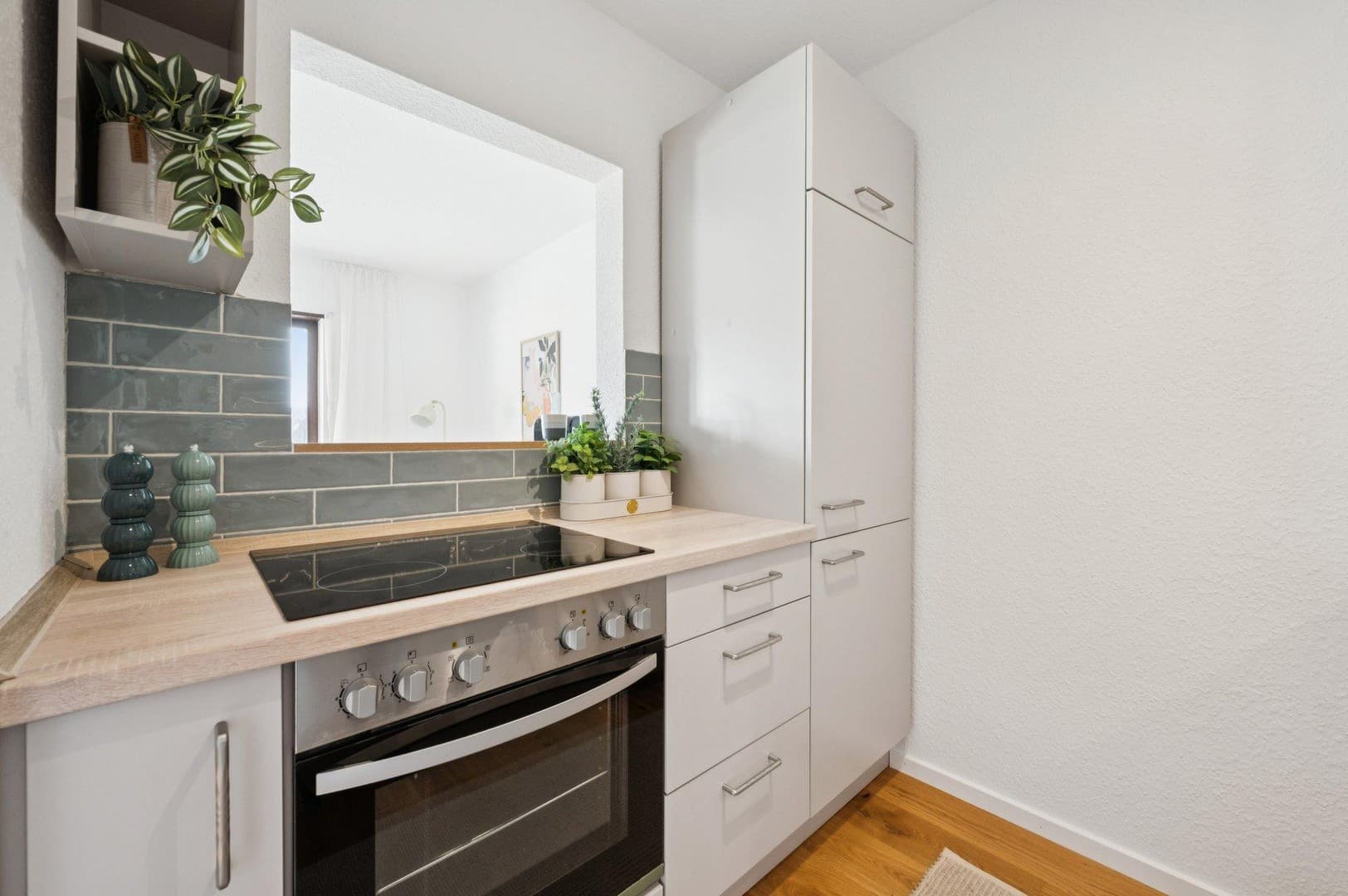 Balkon ins Grüne, Stellplatz inkl., zentrale Lage | 2-Zi.-Wohnung in Neckarau