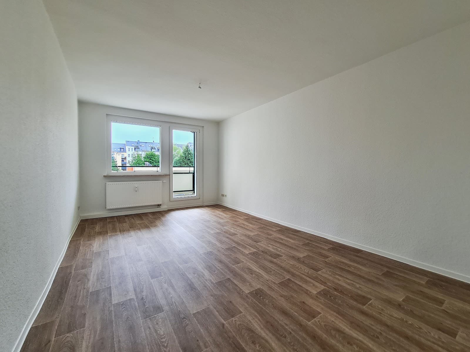 Frisch renoviert: 3 Zimmerwohnung mit großzügigem Balkon & Tageslichtbad