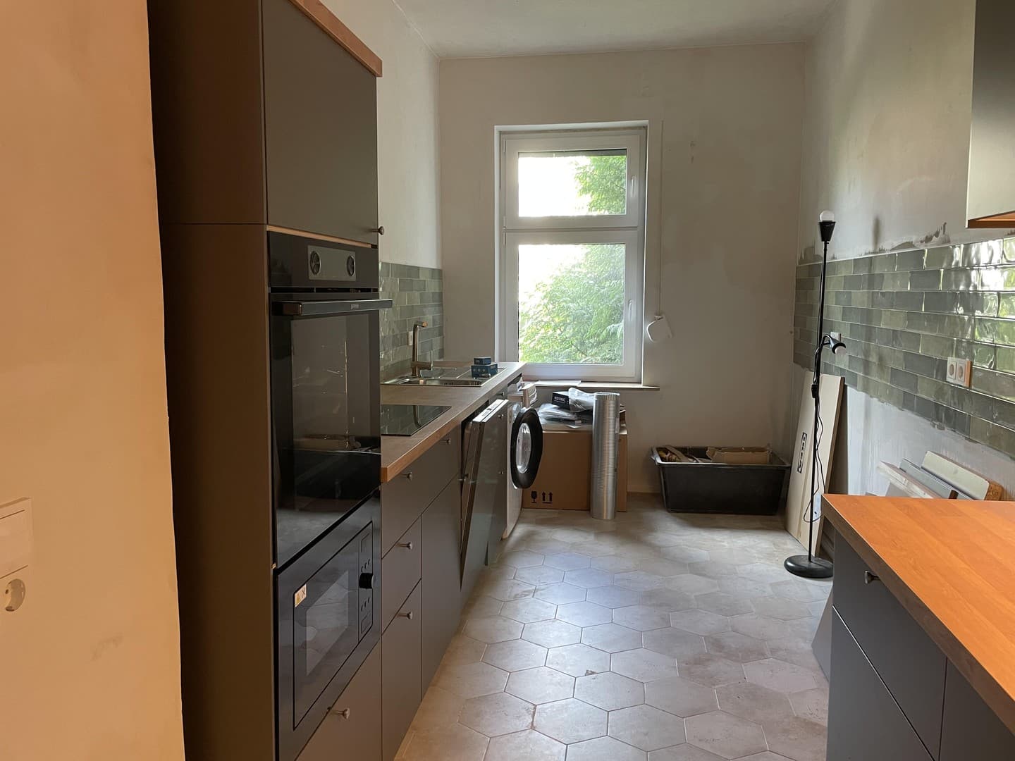Stilvoll sanierte Altbauwohnung mit Echtholzparkett – hochwertig teil­möbliert