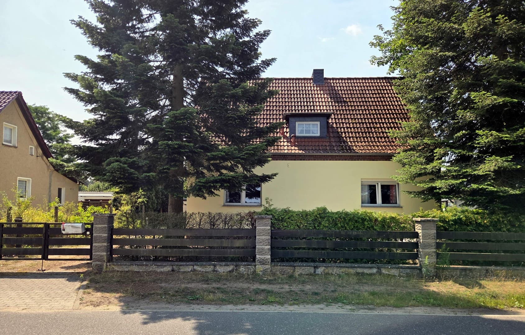 Zwei Wohnhäuser auf einem Grundstück - viel Platz für Familie, Vermietung oder eigenes Büro