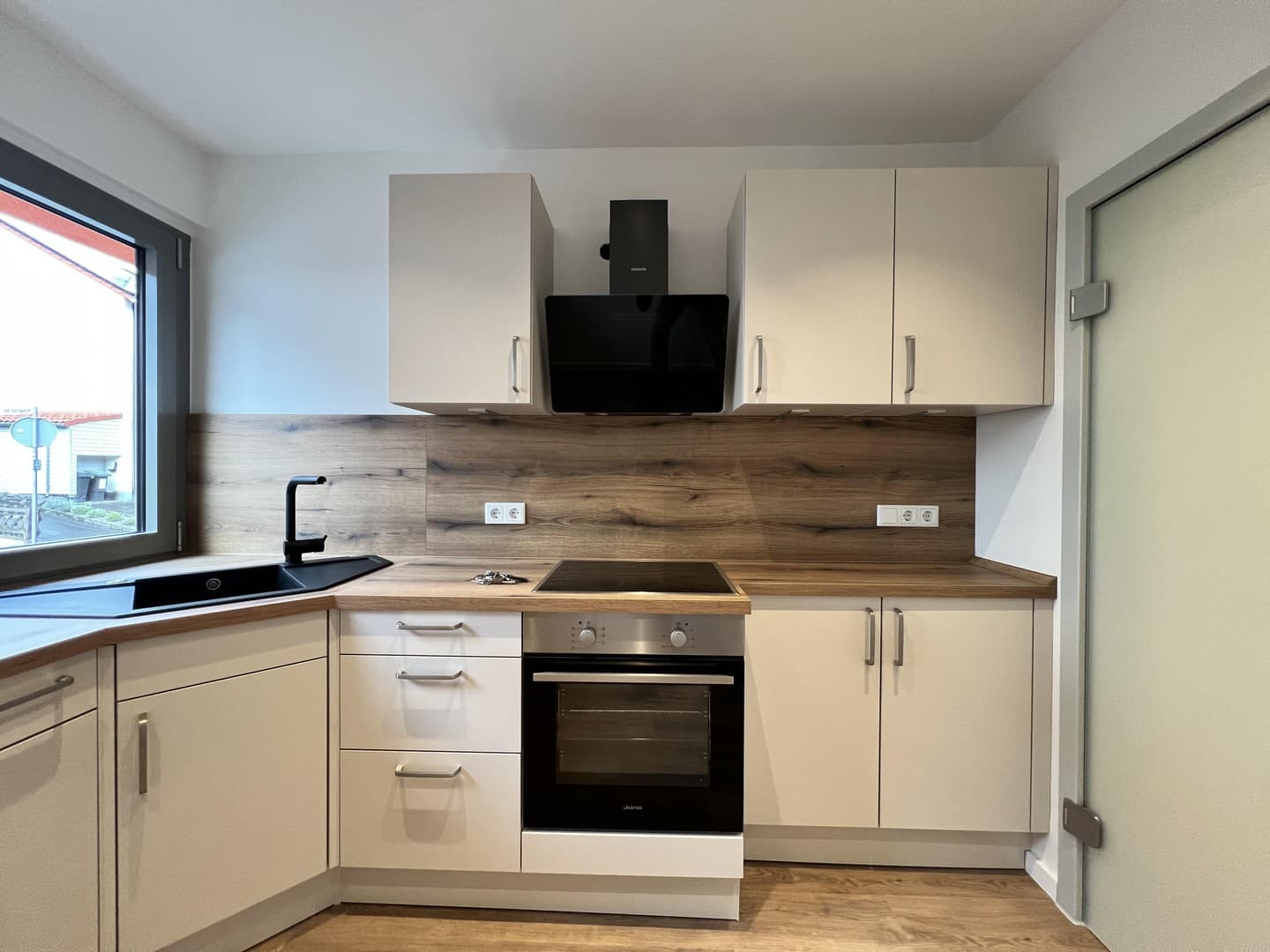 Ruhige und moderne Wohnung mit Einbauküche und hochwertigem Badezimmer