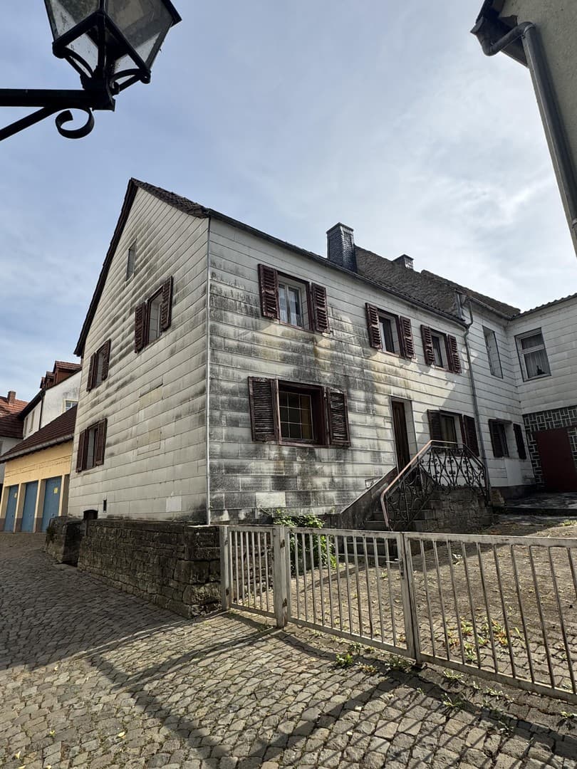 Mehrfamilienhaus mit Potenzial in zentraler Lage – 180m², 11 Zimmer