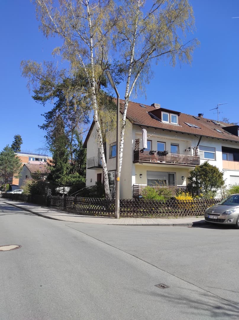 Mehrfamilienhaus mit 3 Wohnungen, Garage und Garten