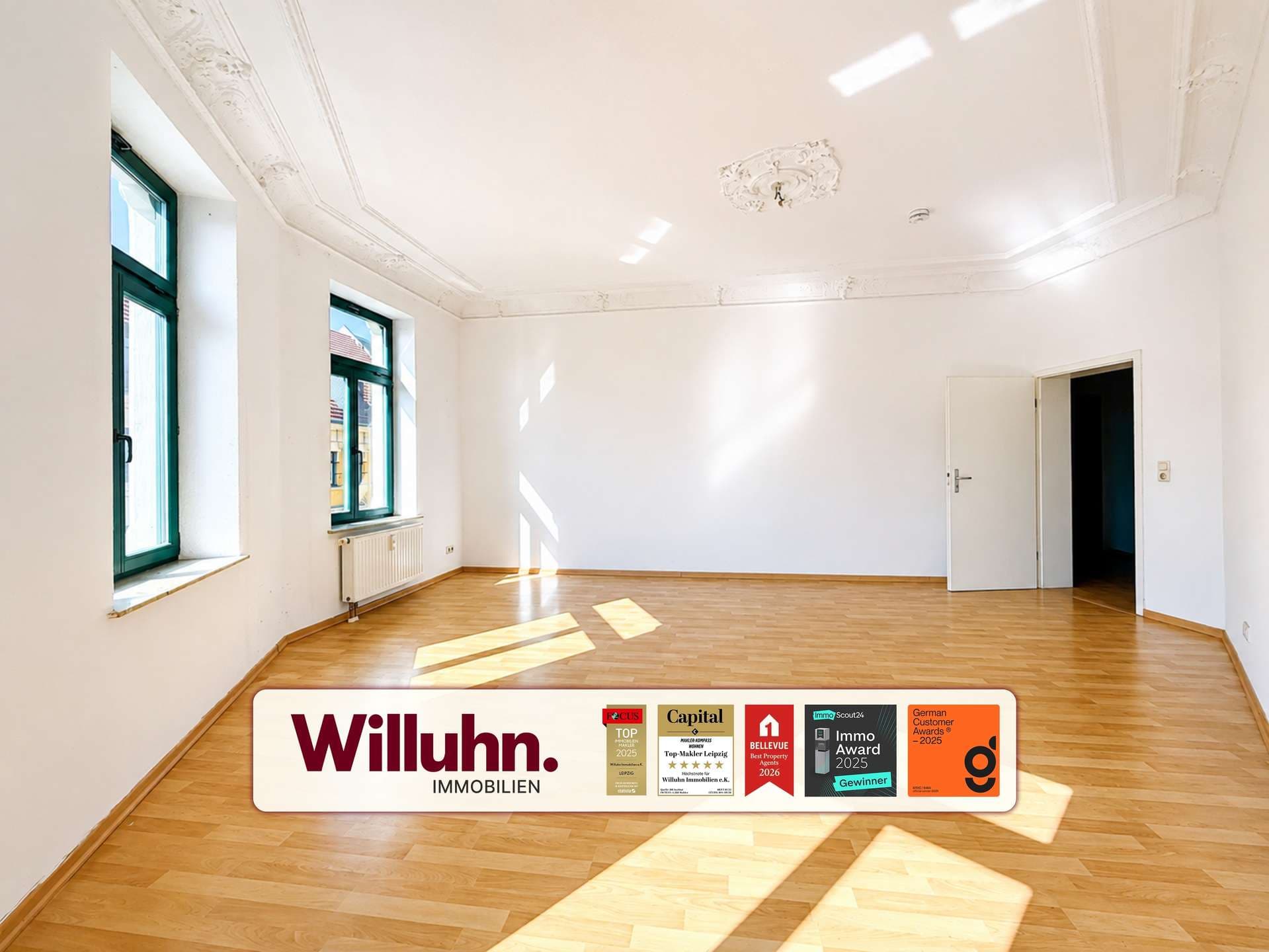 Wohnzimmer mit Stuckdecken