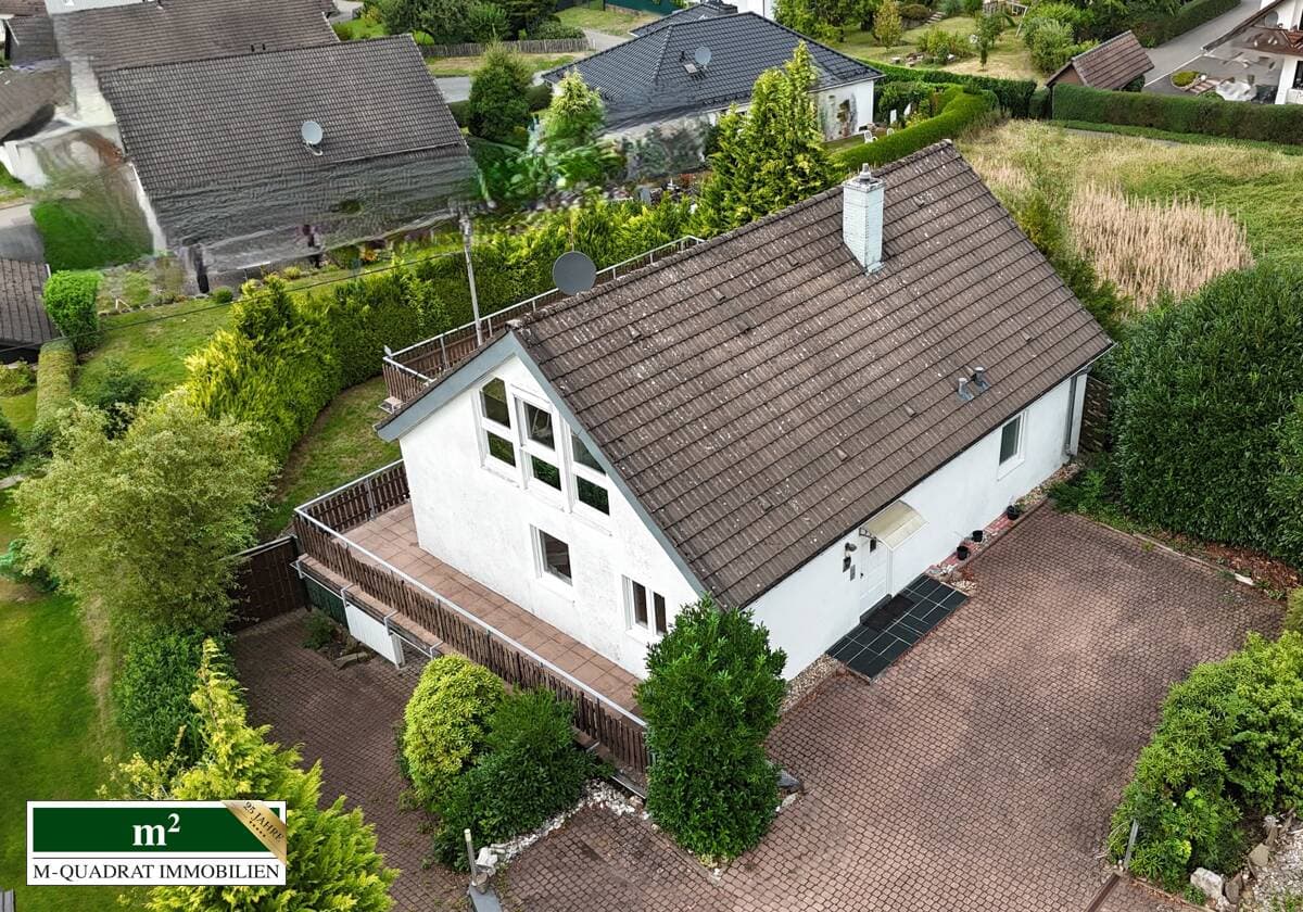 Gummersbach-Strombach, freistehende Zweifamilienhaus mit Gartenglück.