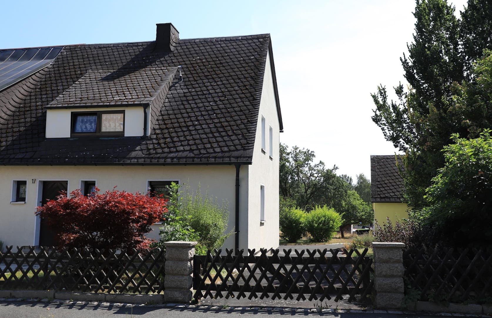 Doppelhaushälfte mit Garten, Garage, Werkstattanbau, Freisitz, Hofraum und Einfahrt.