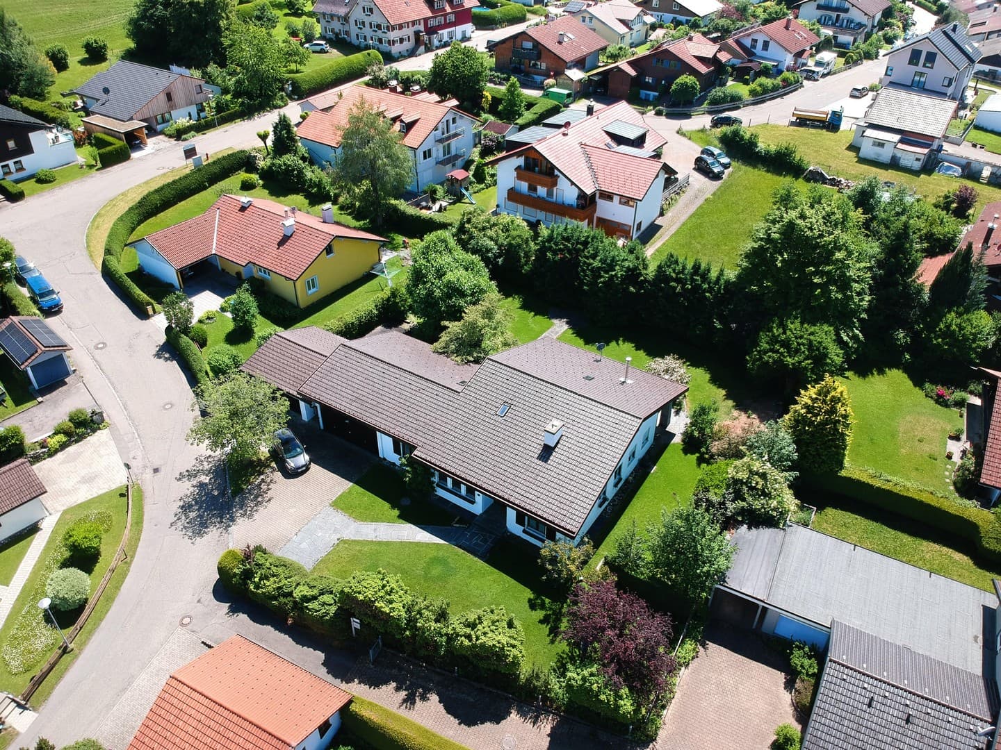 Provisionsfrei: Sonnige Premium-Liegenschaft in ruhiger Lage mit exklusiver Bestandsvilla