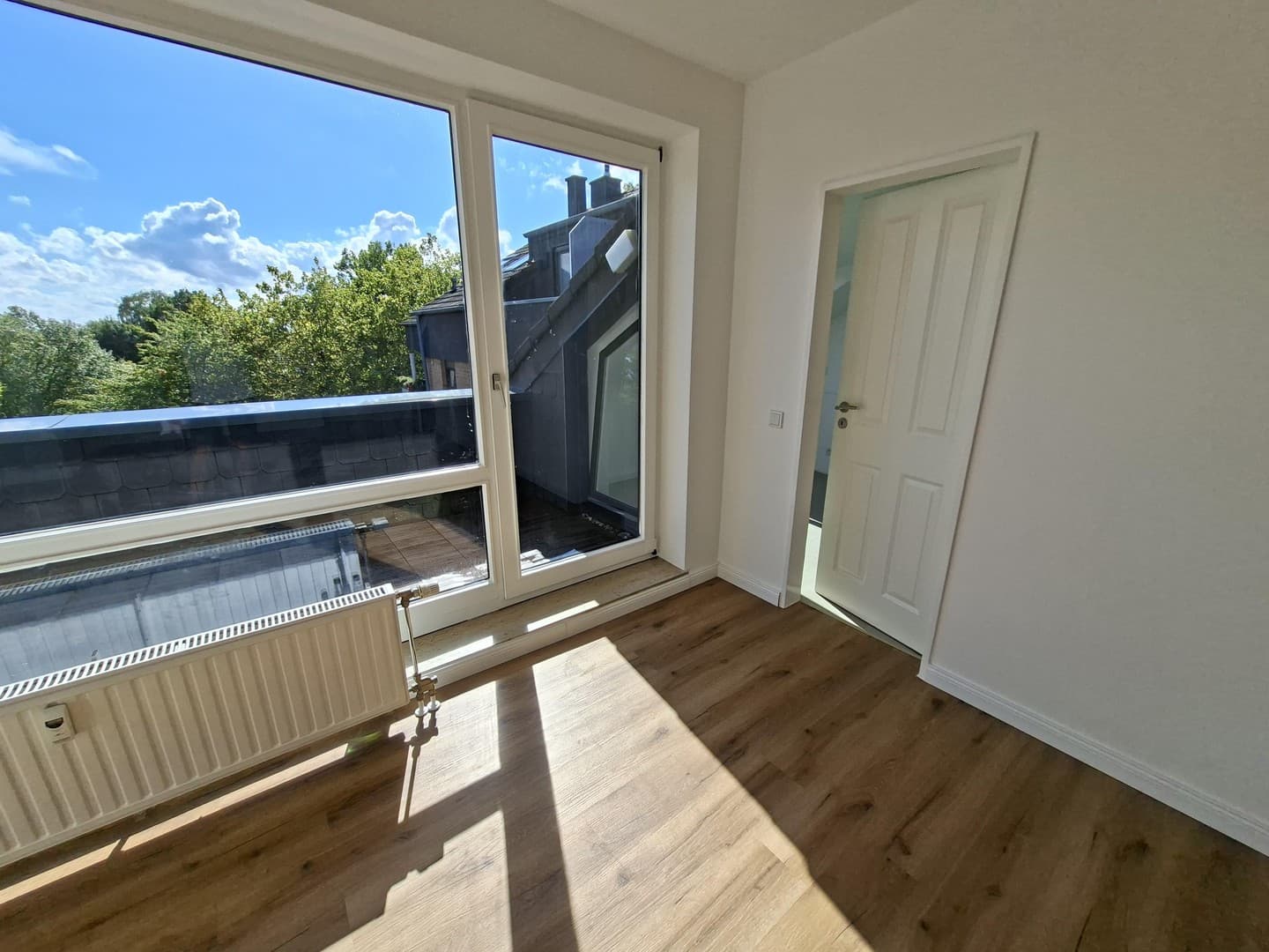 Hochwertig renovierte 3-Zi.-Whg. mit Balkon und TG-Stellplatz – Blick ins Neandertal garantiert!