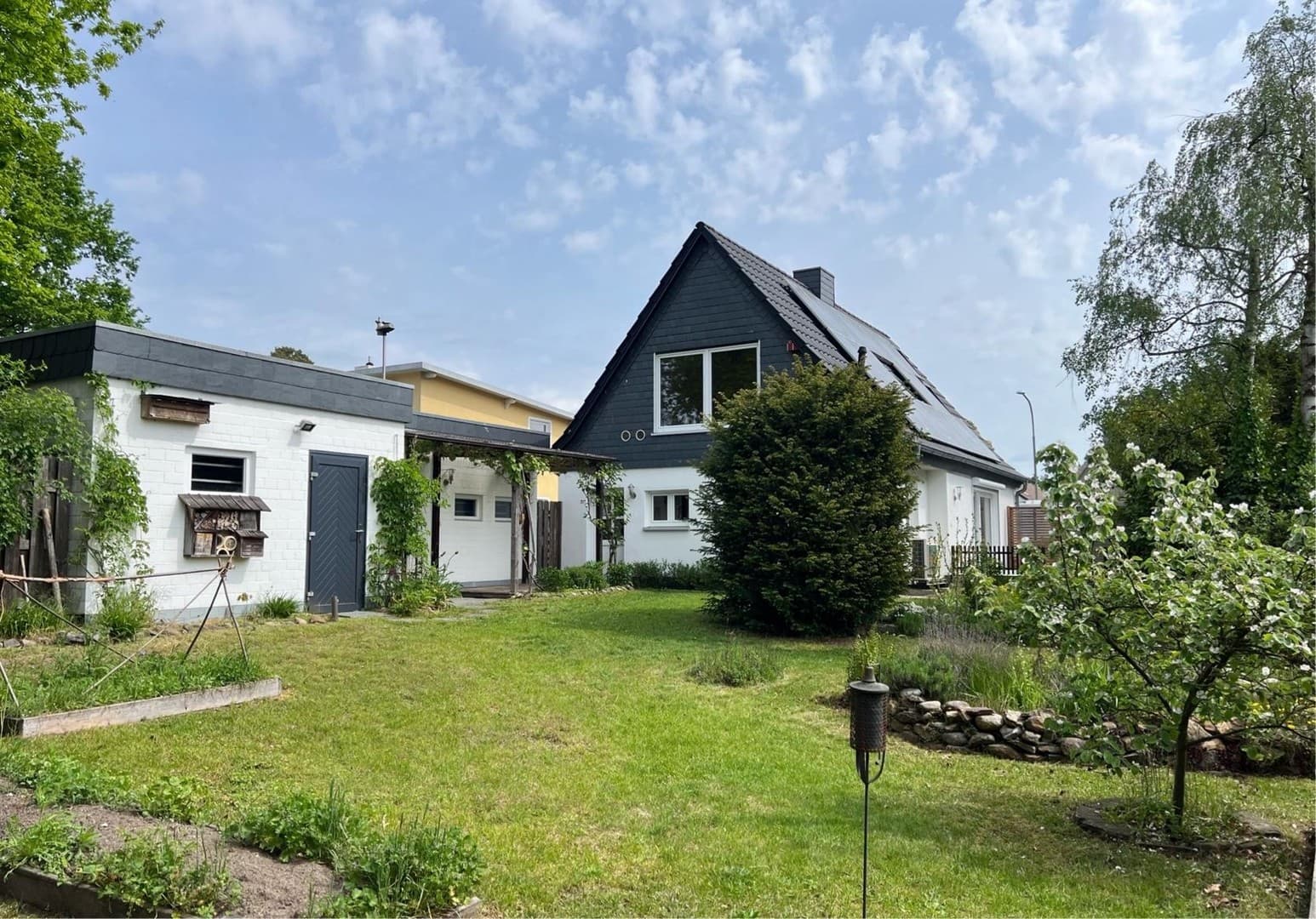 Zentrales Wohnen ohne Renovierungsstress: kompaktes EFH, großer Garten, XXL-Garage