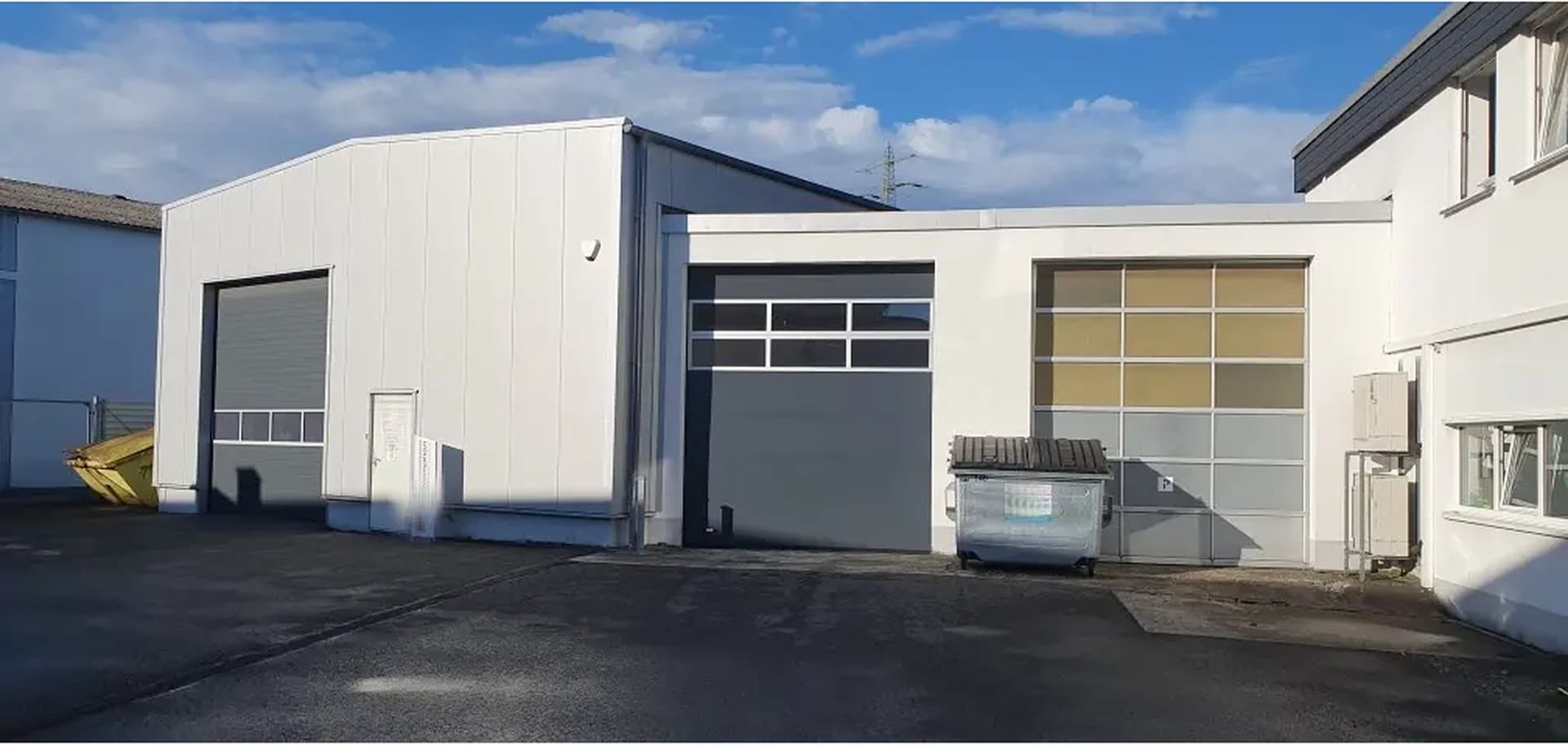 gepflegte Lagerhalle mit Anbau
