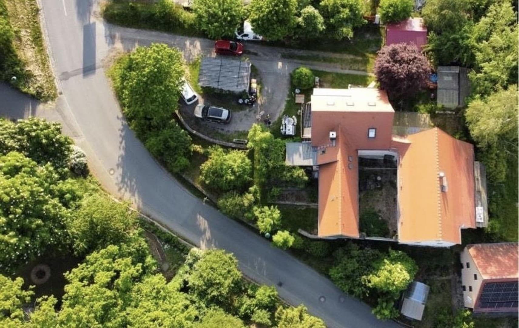 Bauernhaus mit Werkstatt und mediterranem Innenhof