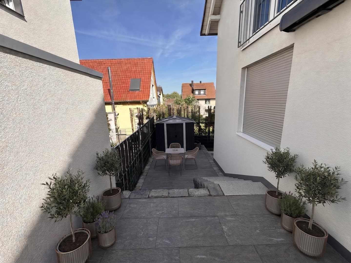 190 m² Raumwunder mit Sauna & Lounge-Terrasse: Null Gartenstress, maximaler Komfort!