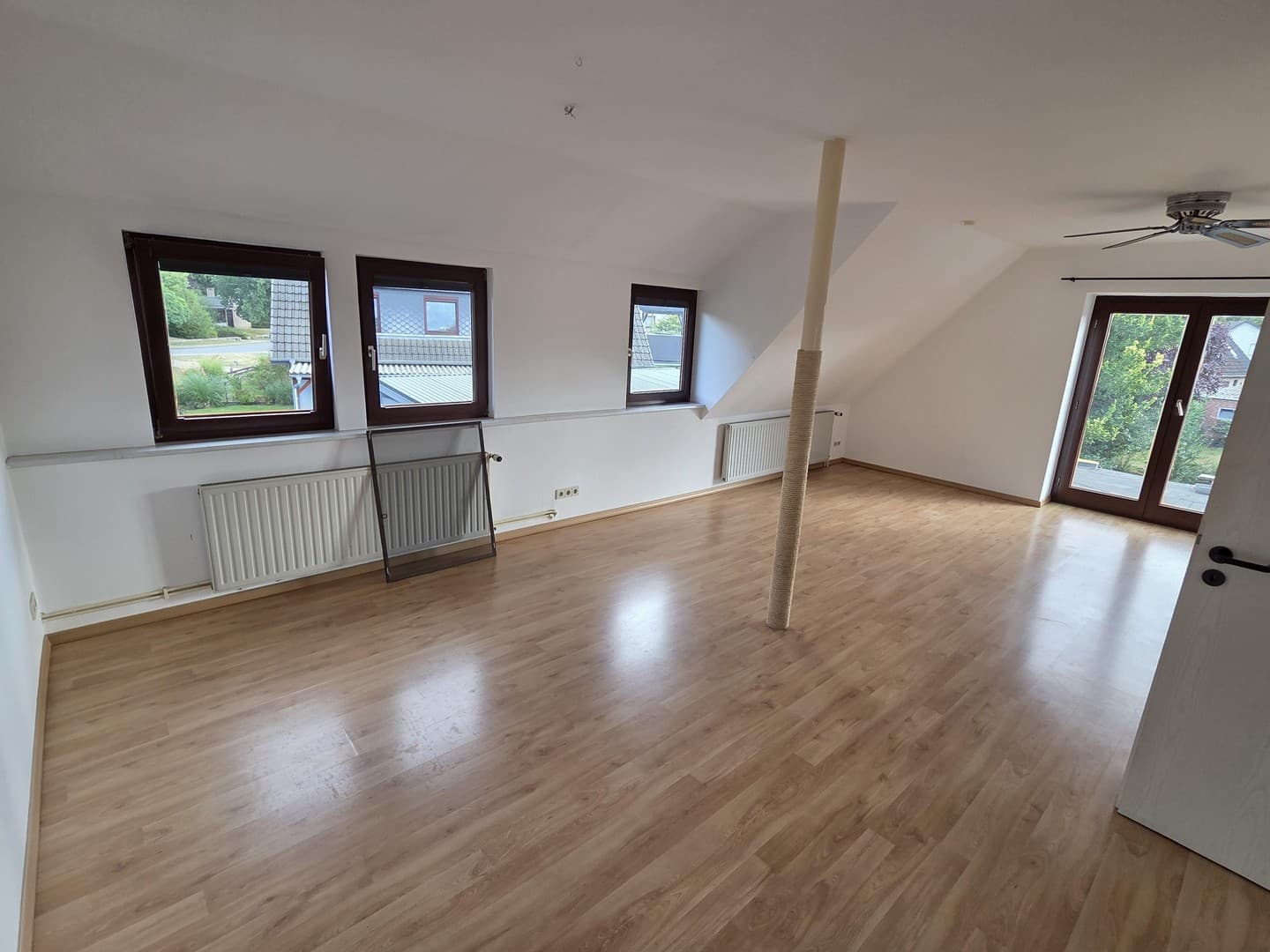 Großzügige 3,5 Zimmerwohnung mit 28 m² Süd-Dachterrasse und 2 Stellplätzen