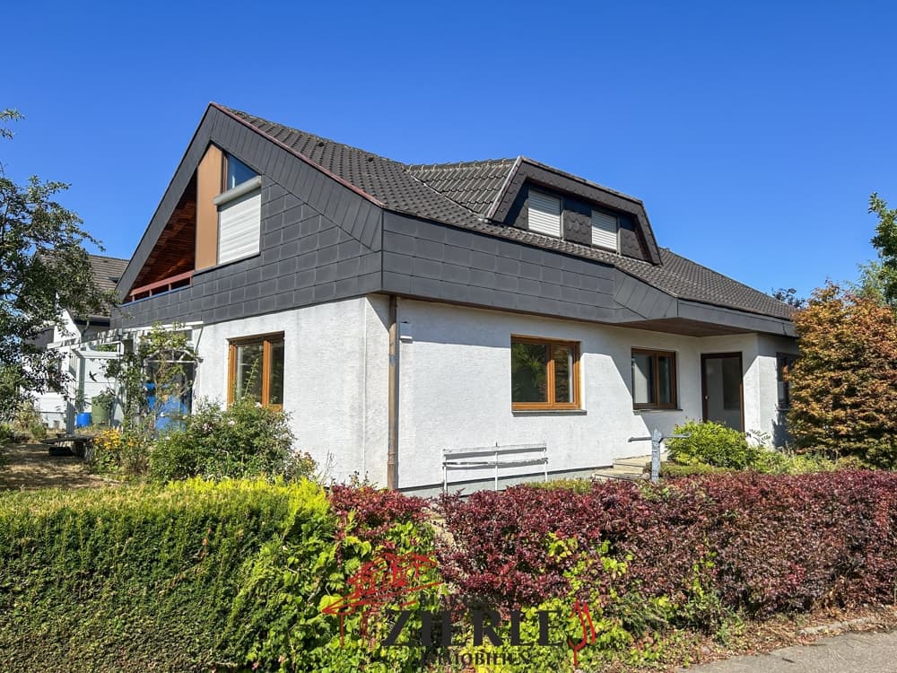 Sofort frei + modernisiert! Wohnen in traumhafter Randlage im Erdgeschoss mit Garten und Garagen!