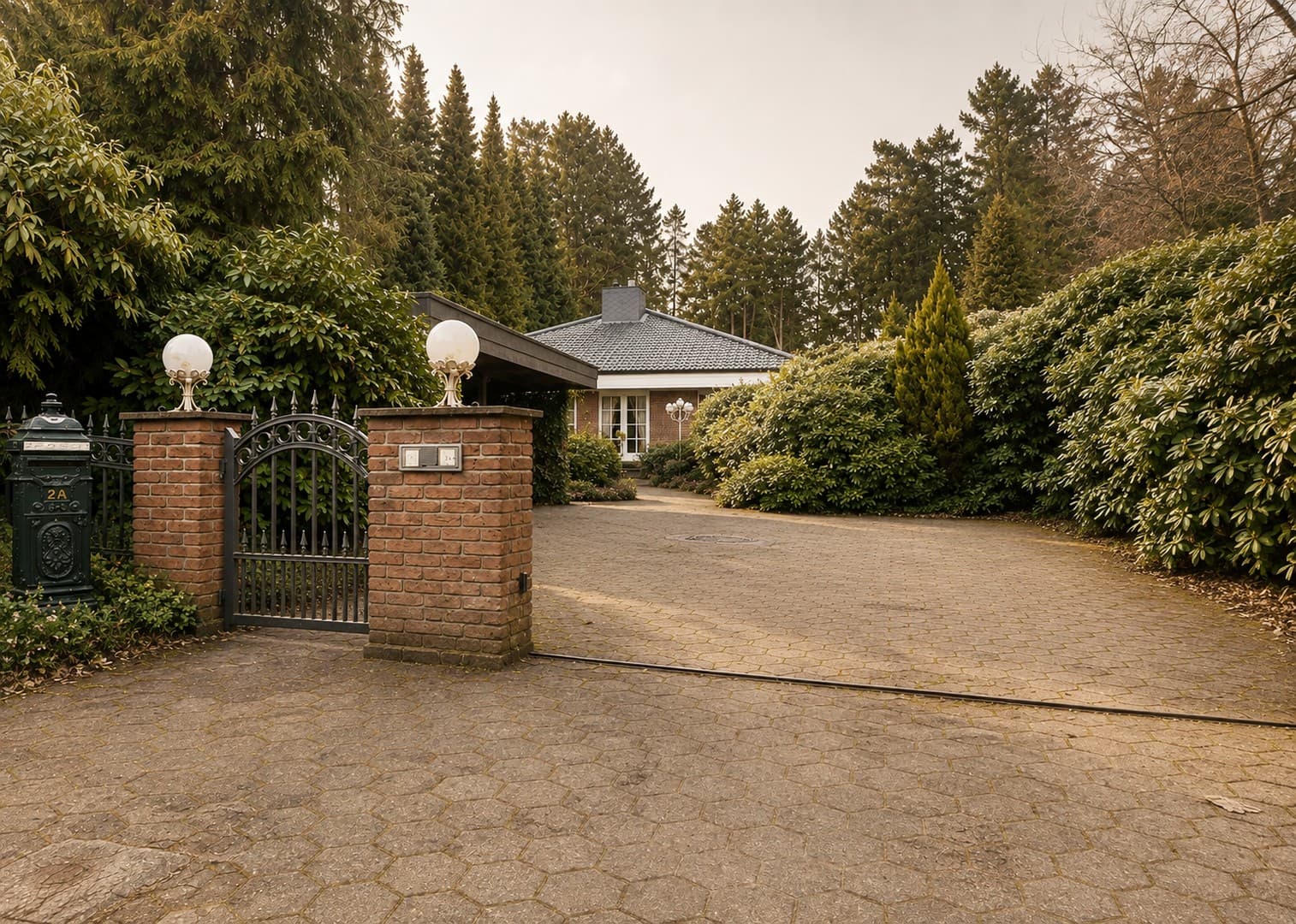 Freistehendes Walmdachbungalow – 213 m² Wohnfläche, großes Grundstück & viel Privatsphäre