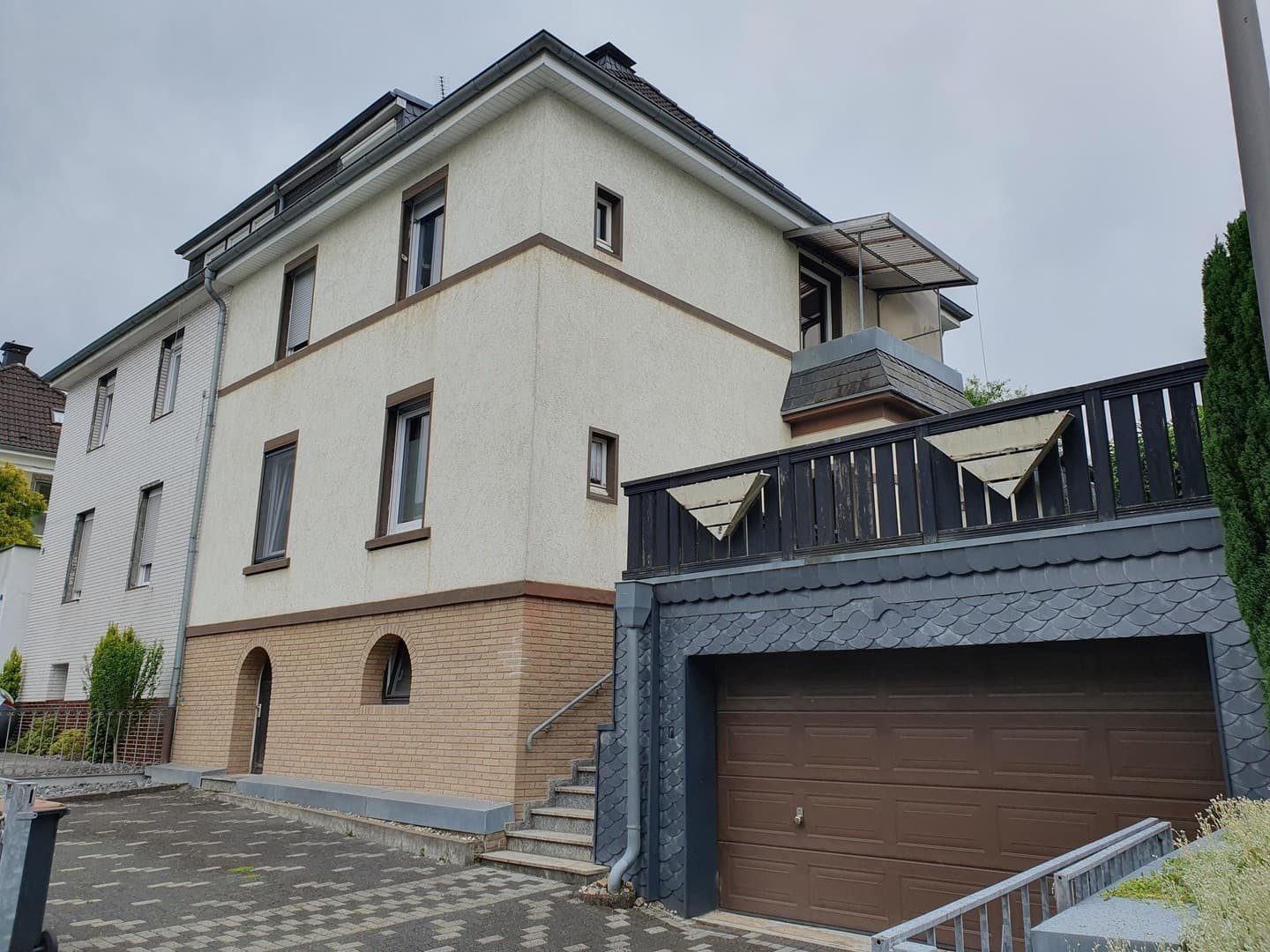 Attraktive Doppelhaushälfte mit zwei Wohneinheiten und großem Garten