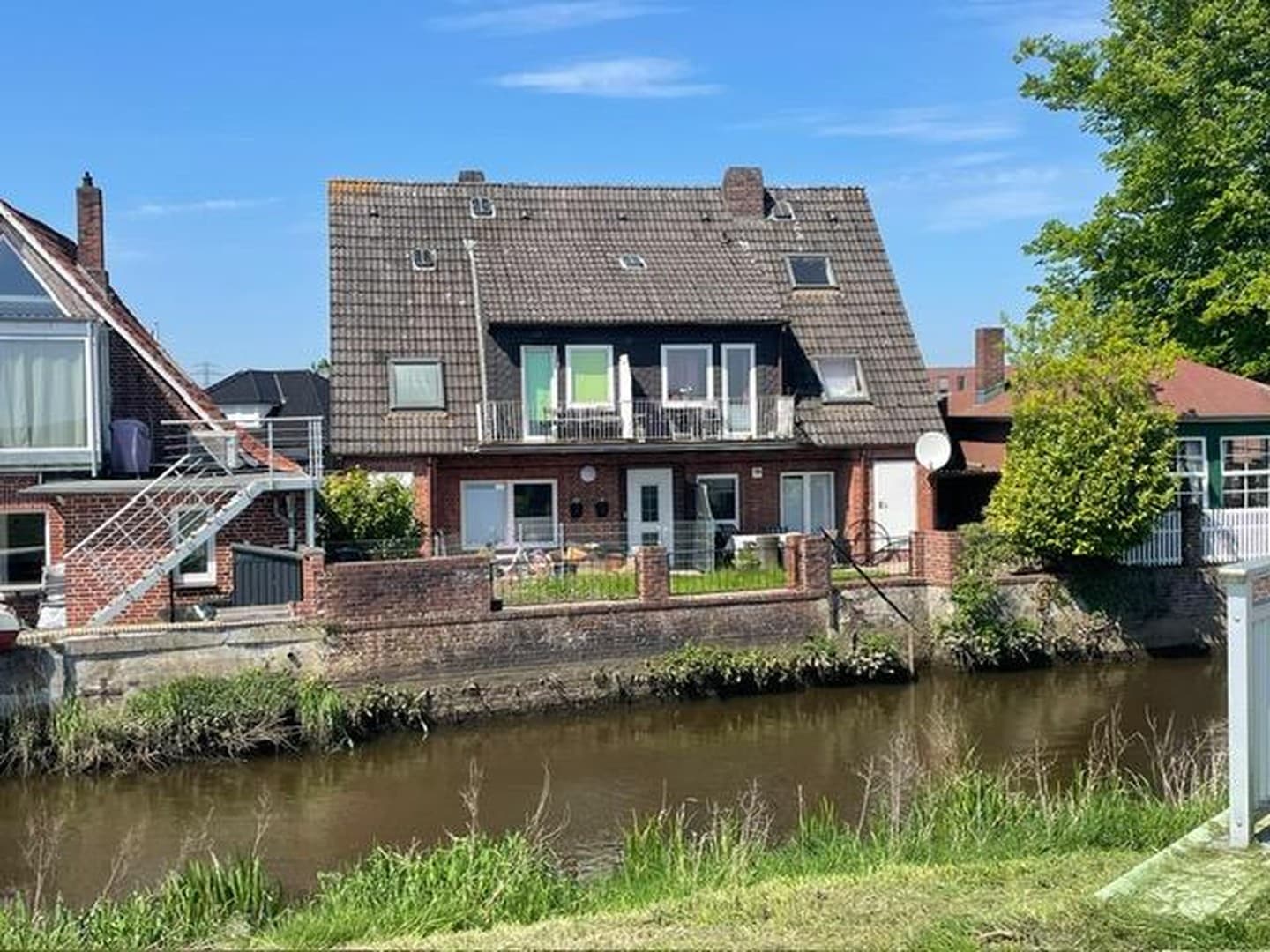 Mehrfamilienhaus am Wasser mit 4 kleinen Eineiten