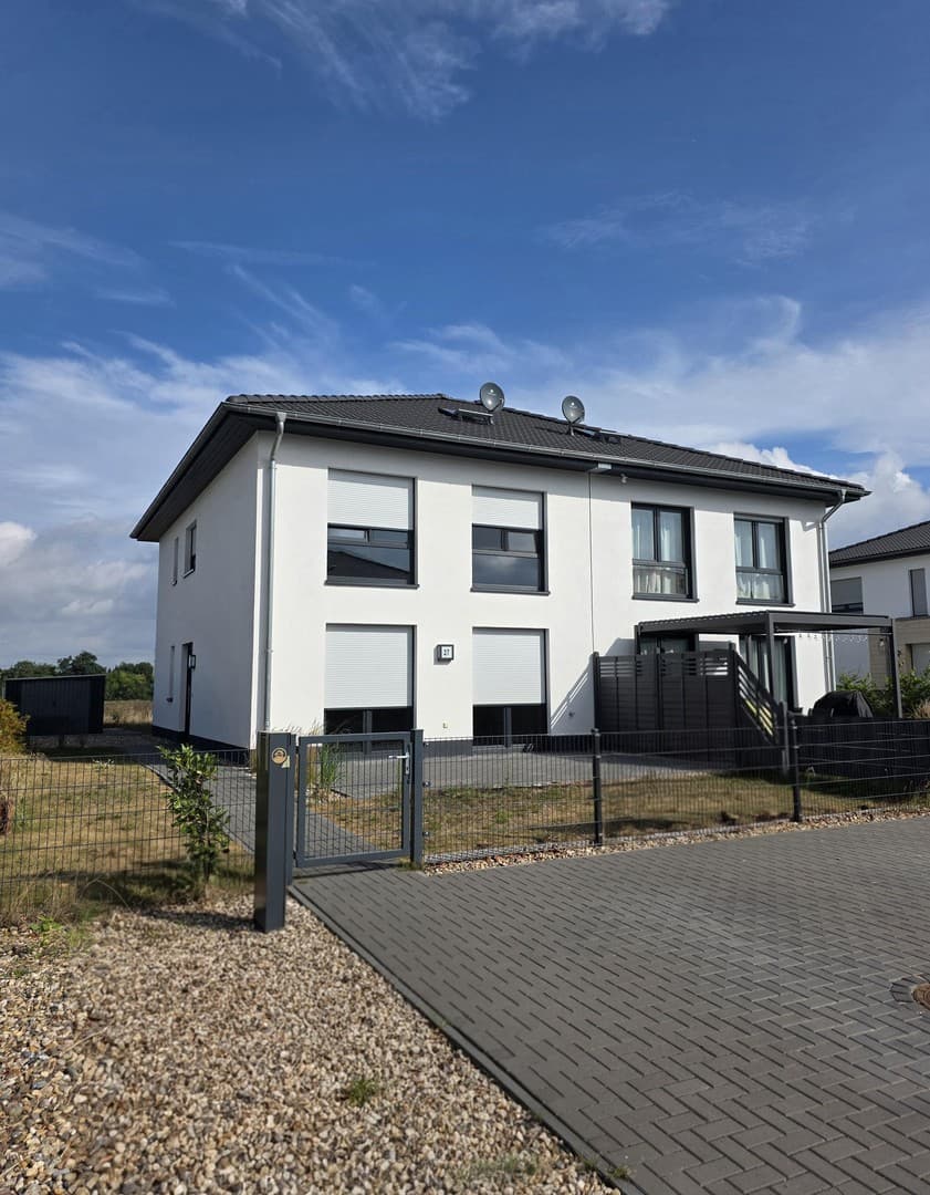 Ab sofort! Neuwertige Doppelhaushälfte mit Garten, Wärmepumpe und zwei Stellplätzen in Biederitz
