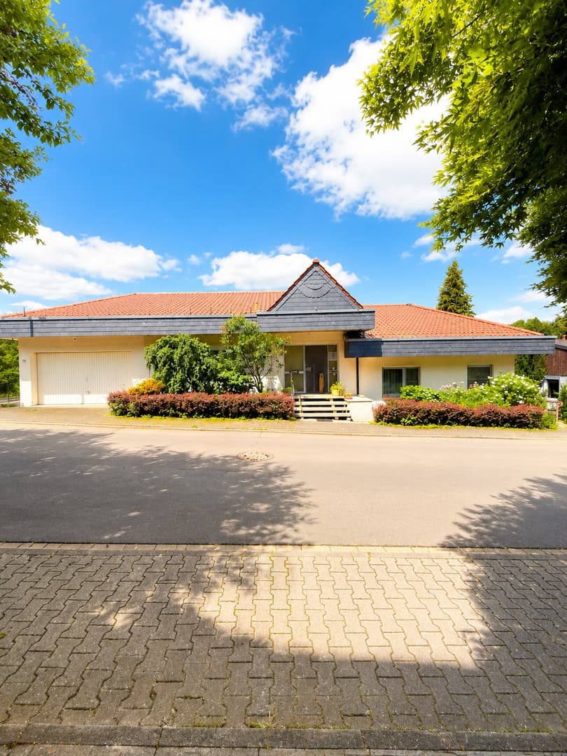 Provisionsfrei: Wohnen mit Weitblick – Einfamilienhaus mit Einliegerwohnung in Idstein-Heftrich