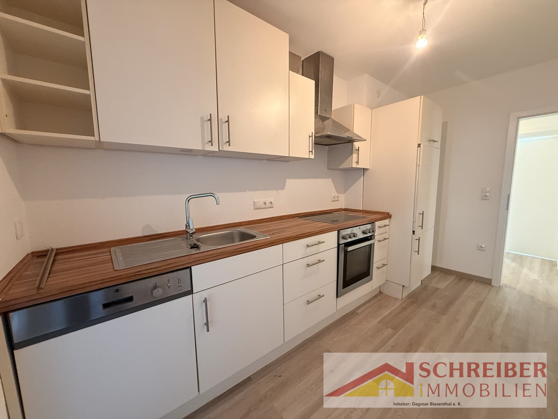 Große, frisch sanierte 4 ZKB Wohnung mit Einbauküche und großer überdachter Terrasse zu vermieten