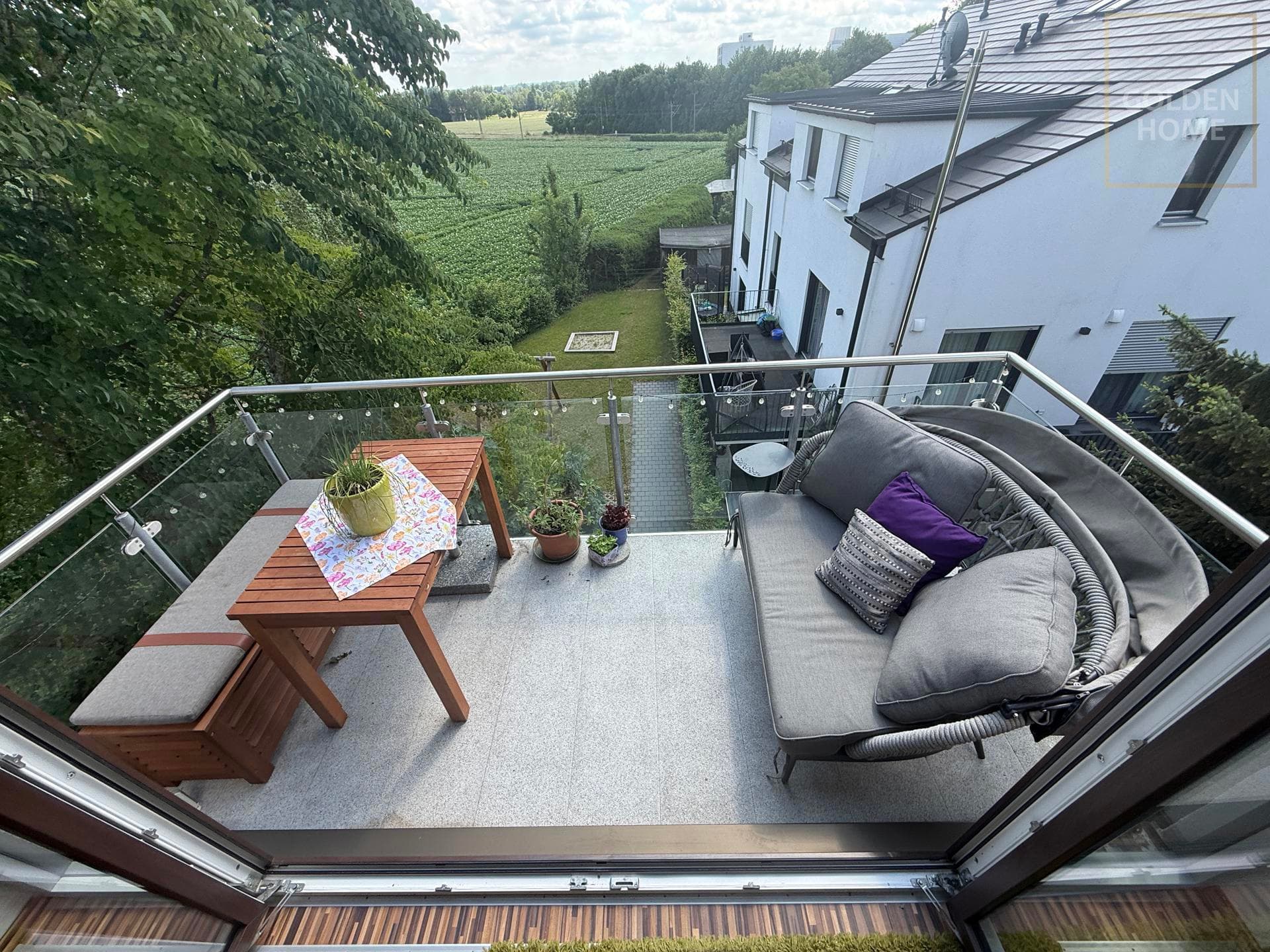 Helle Dachgeschosswohnung mit Panorama-Glasbalkon und Blick ins Grüne