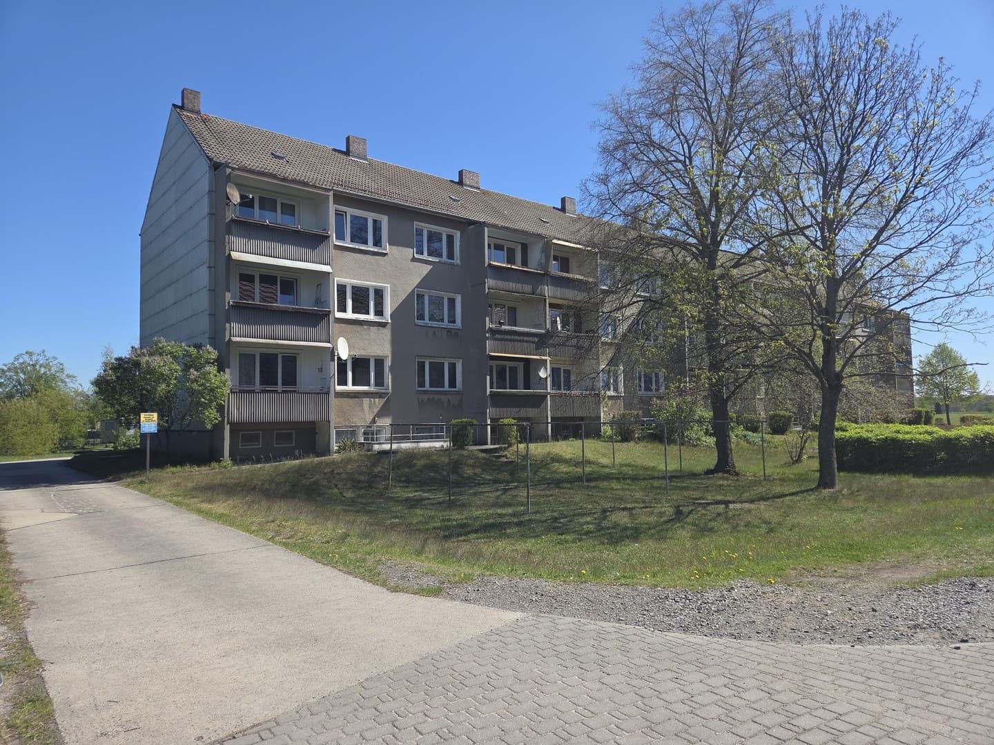 Von Privat: Mehrfamilienhaus mit 24WE in Gemeindekern von 02959 Schleife