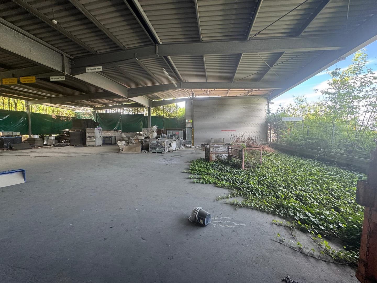 Industriehalle mit überdachter Abstellfläche, teilbar