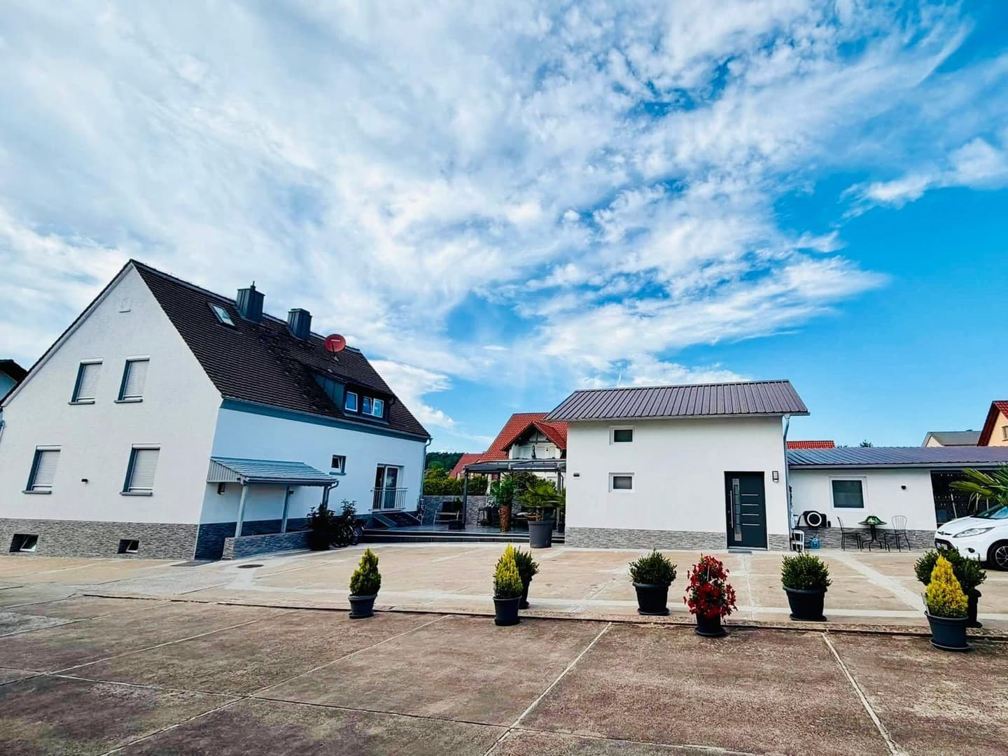 Wohnhaus mit mehreren möglichen Wohneinheiten und separatem Nebengebäude auf ca. 1110 m2 Grundstück