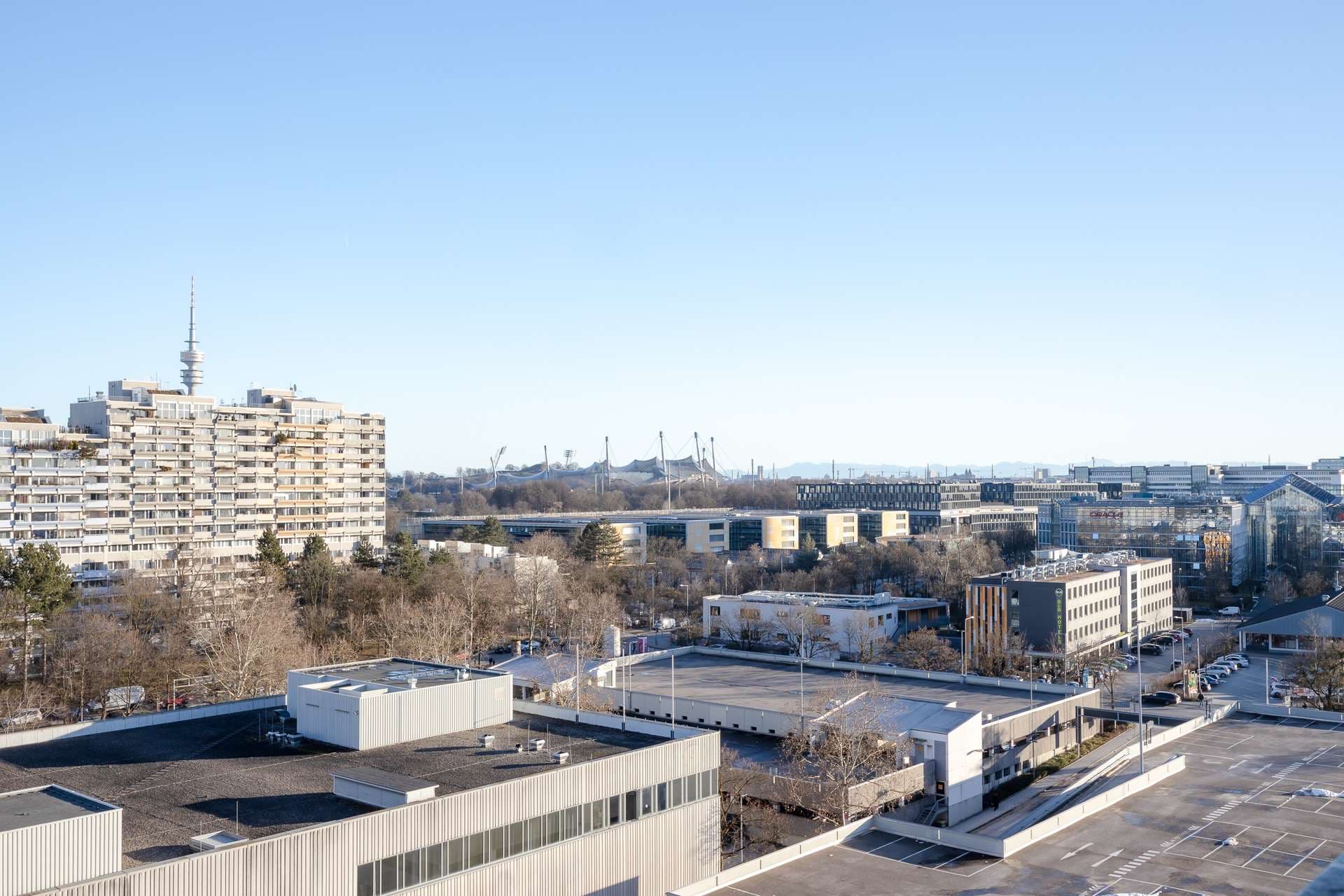 HEGERICH: Langfristig vermietete 1-Zimmer-Wohnung mit Loggia am Olympia-Einkaufszentrum