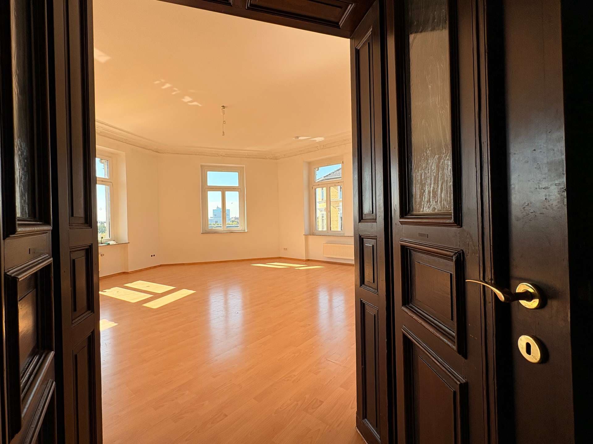 gepflegte 105m²-Wohnung mit Stuck, Wanne, Dusche und Aufzug!