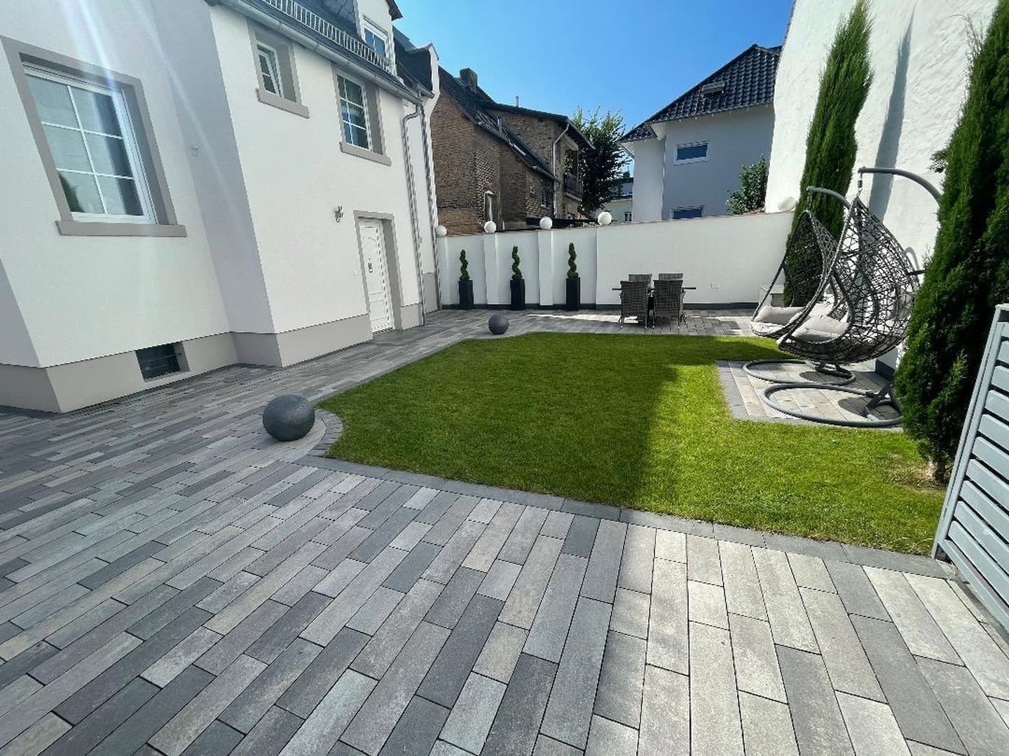 Prime Investment in Frankfurt – Fully Renovated Home with Stable Income