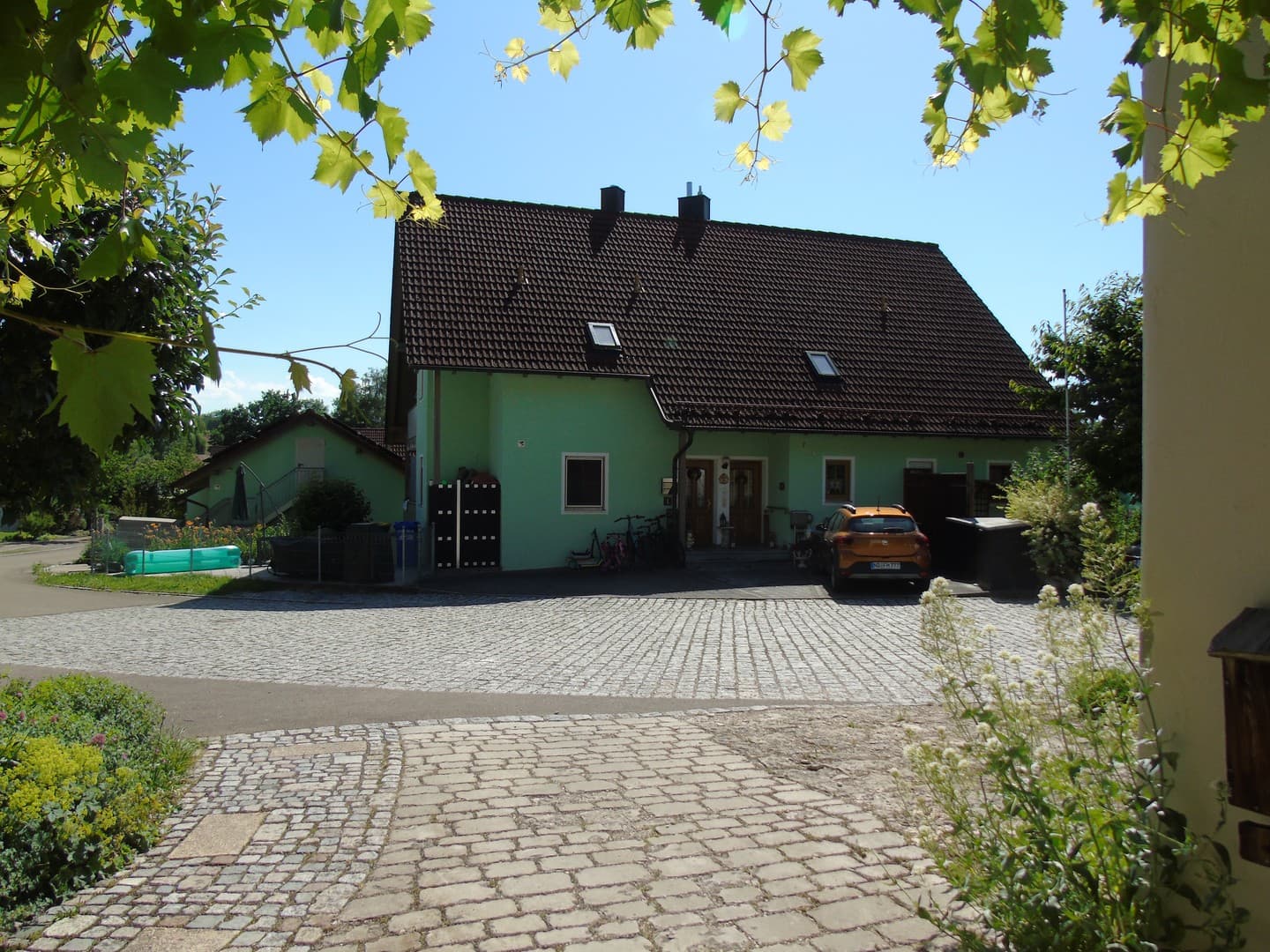 In ruhiger Lage moderniesierte Souterrain-Wohnung mit Terrasse, Garten und Stellplatz