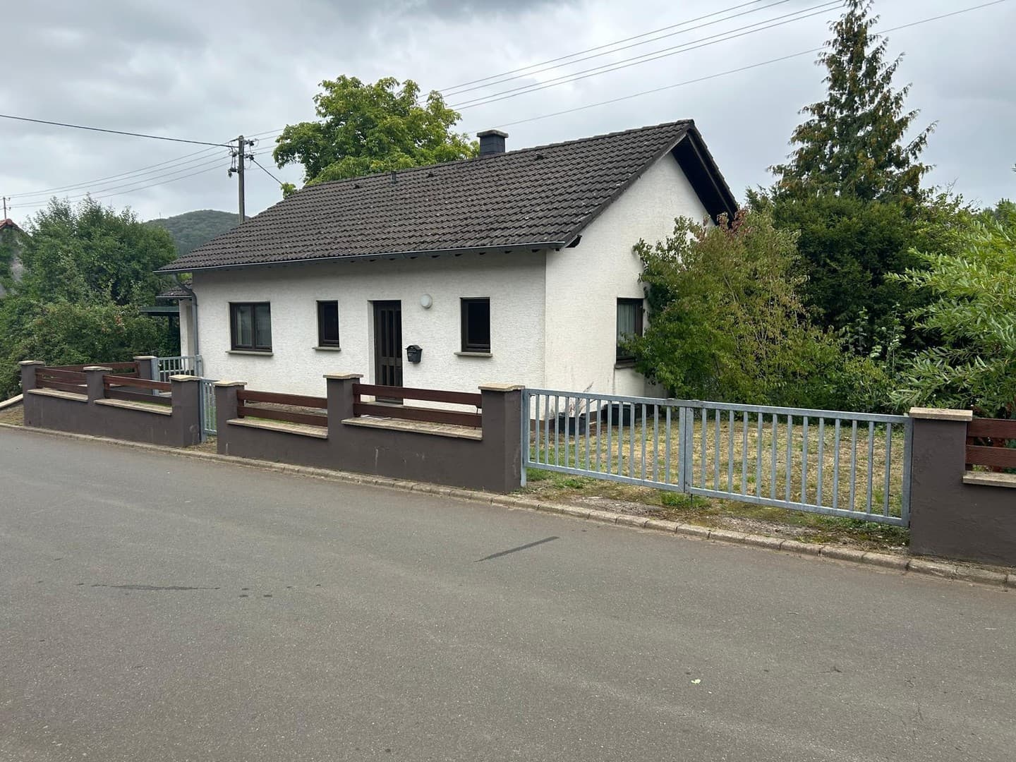 Gepflegtes Einfamilienhaus mit großem Potenzial & zusätzlichem Baugrundstück in 54570 Neroth