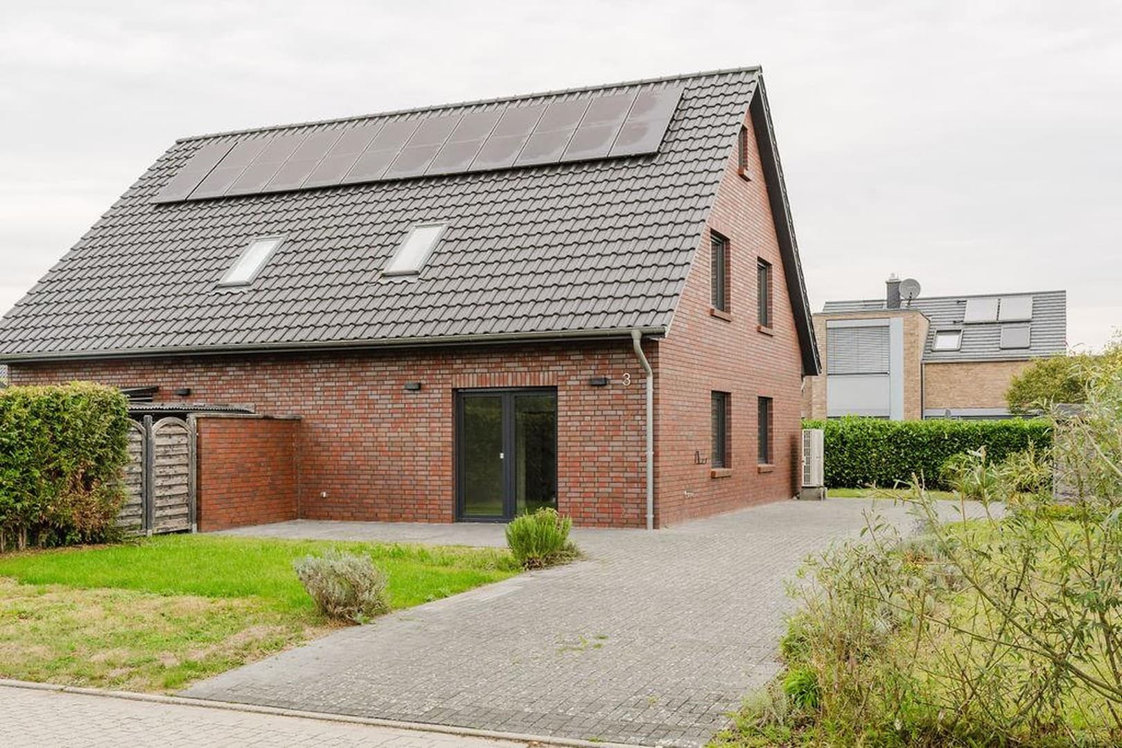 Energieeffiziente Doppelhaushälfte mit Luftwärmepumpe und Photovoltaikanlage