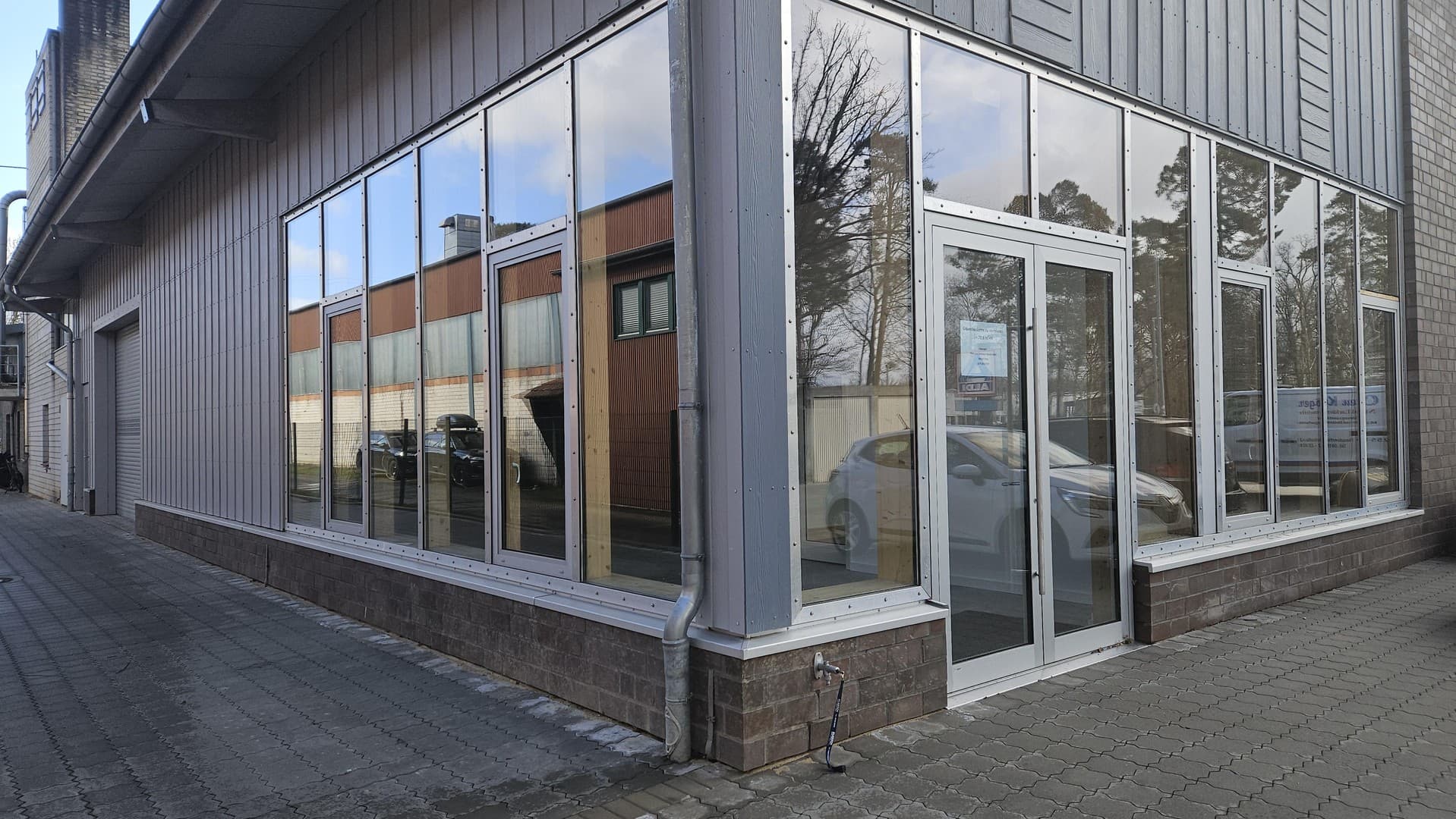 Neubau-Gewerbehalle mit Bürofläche in idealer Zentaler Lage