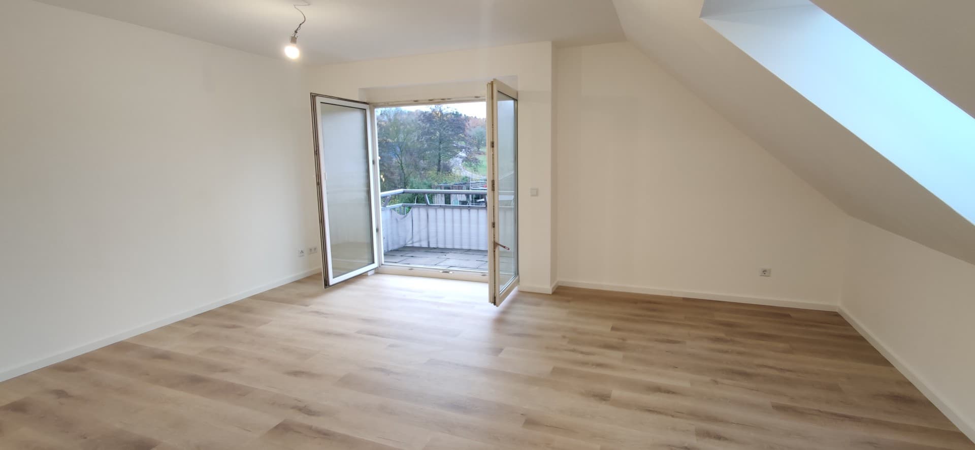 Modernisierte 2-Zimmer Wohnung im 2. OG mit EBK, Balkon, KFZ-Stellplatz und Kellerabteil